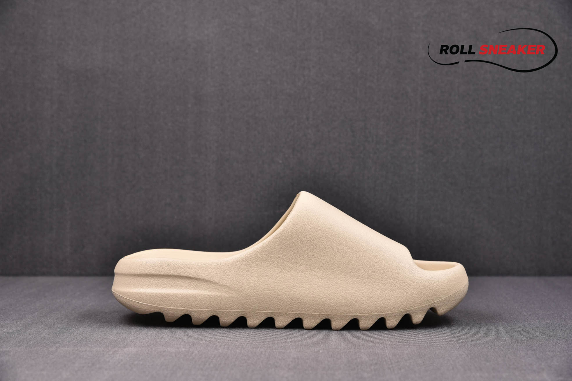 Adidas Yeezy Slide ‘Bone’
