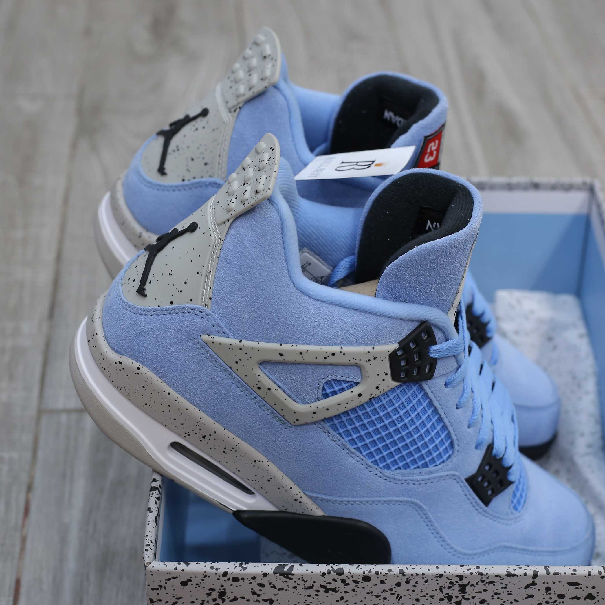 Nike Air Jordan 4 Retro“University Blue”