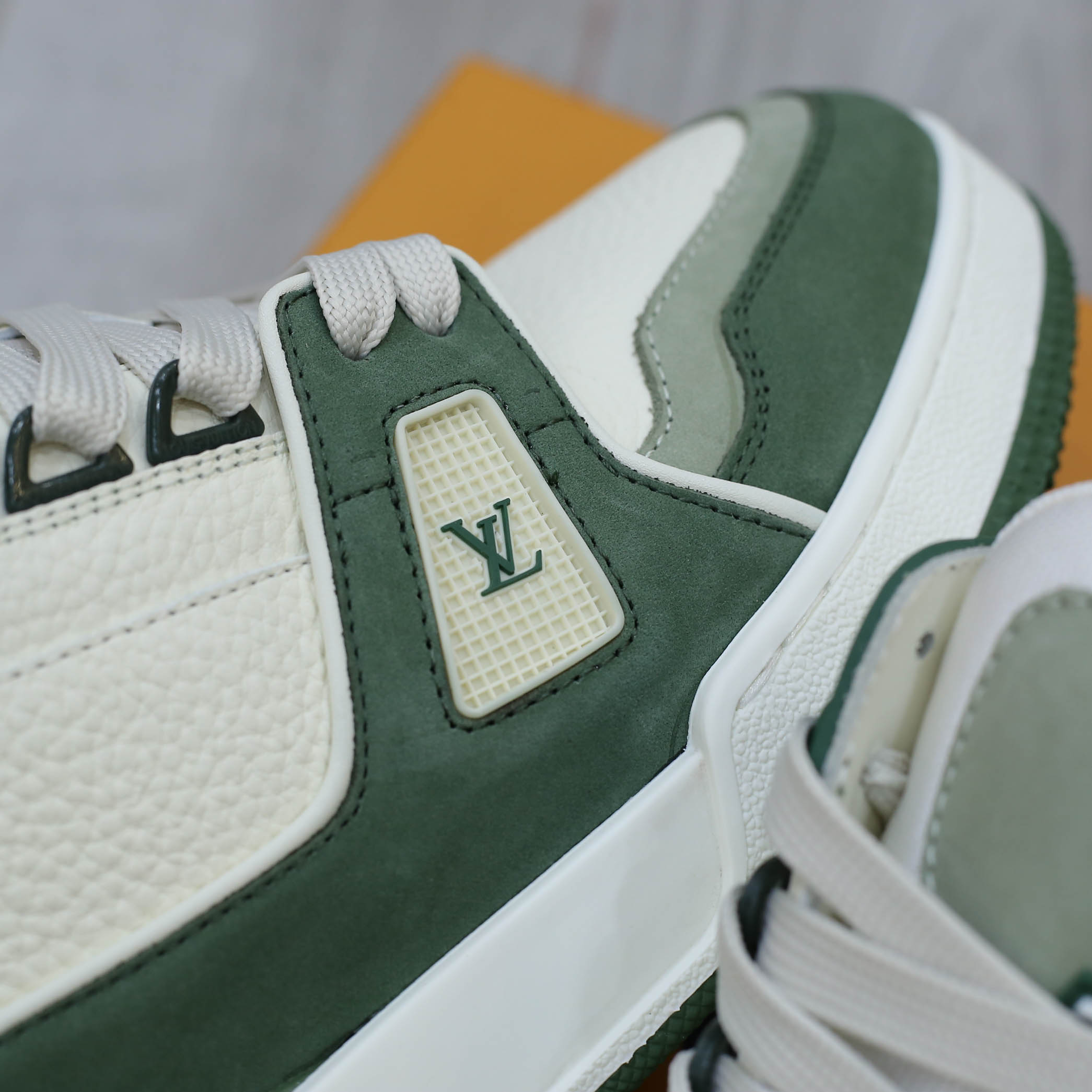 Louis Vuitton LV Trainer Kaki Trơn 2023 