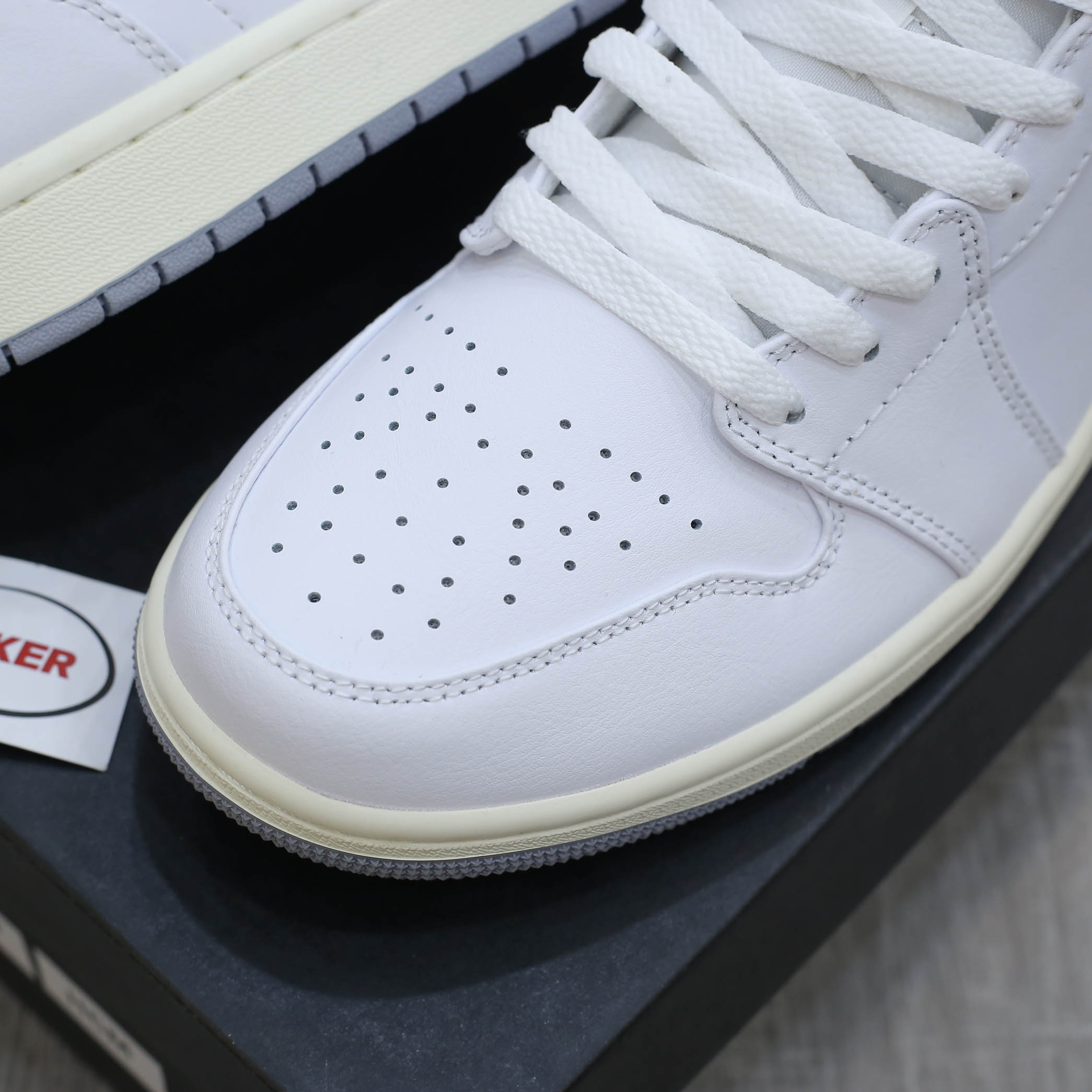 Nike Air Jordan 1 ‘Mid White Stealth’