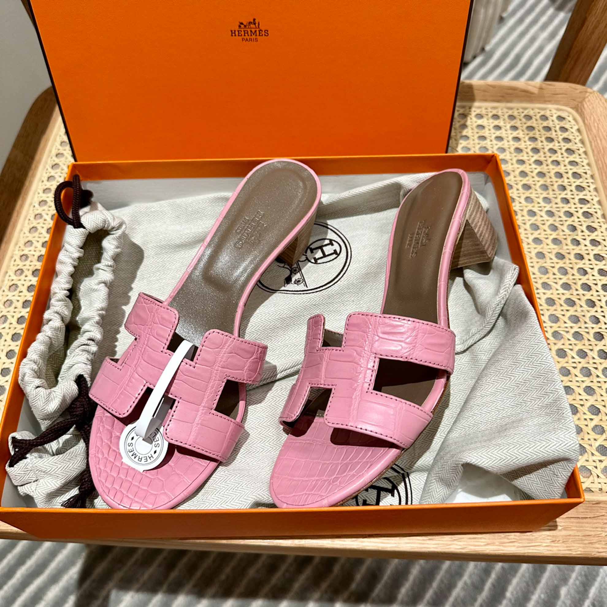 Dép Cao Gót Nữ Hermes Oasis Sandal Da Cá Sấu Hồng Nhạt