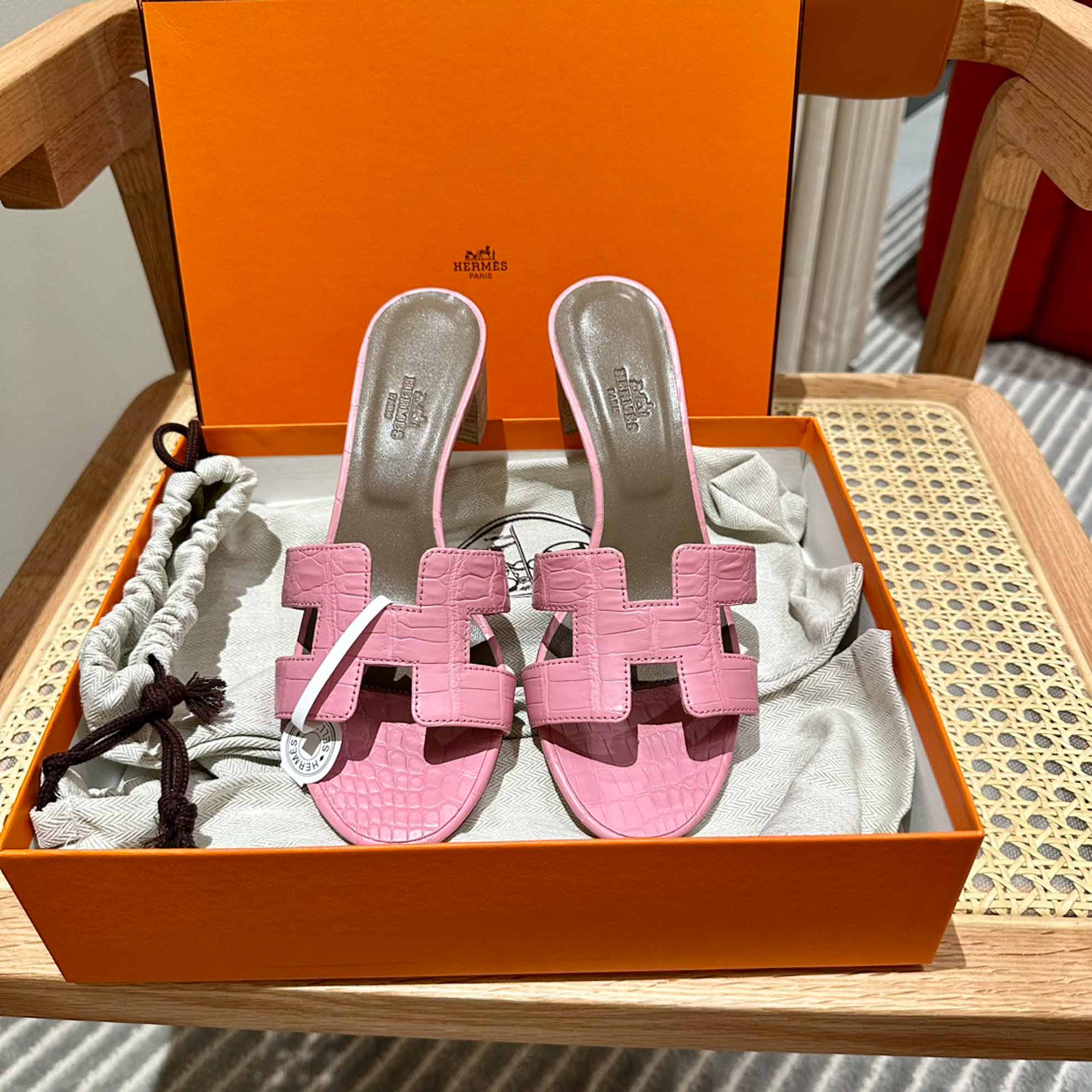 Dép Cao Gót Nữ Hermes Oasis Sandal Da Cá Sấu Hồng Nhạt