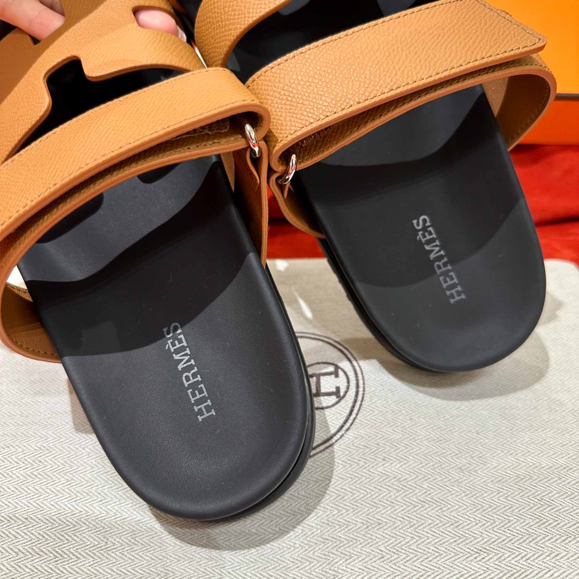 Dép Hermes Chypre Sandal Natural Black Epsom Leather