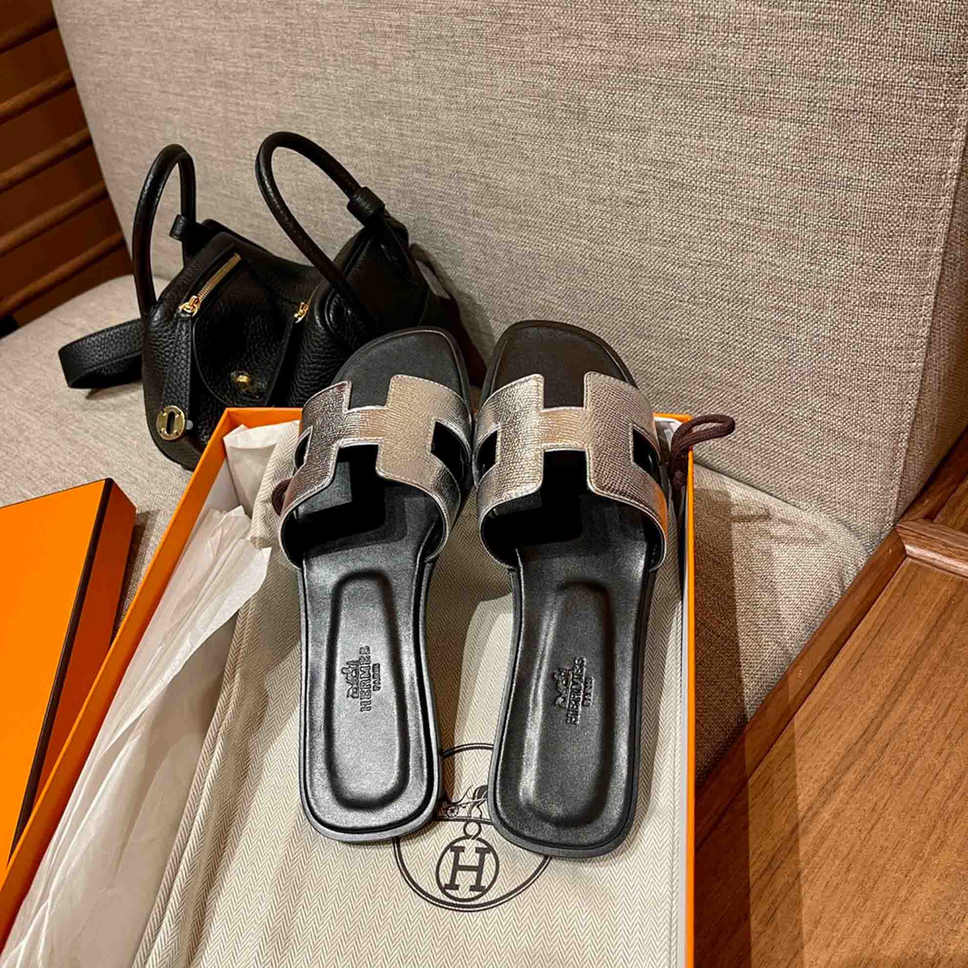 Dép Nữ Hermes Oran Sandal Bạc Đen Nhăn