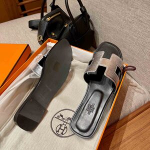 Dép Nữ Hermes Oran Sandal Bạc Đen Nhăn