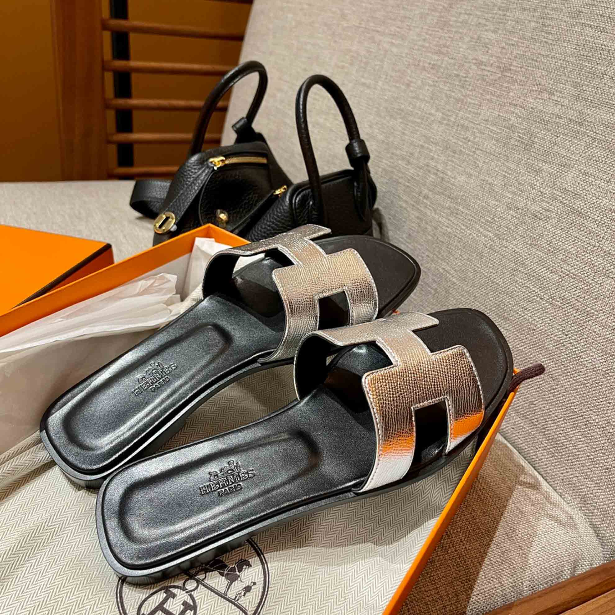 Dép Nữ Hermes Oran Sandal Bạc Đen Nhăn