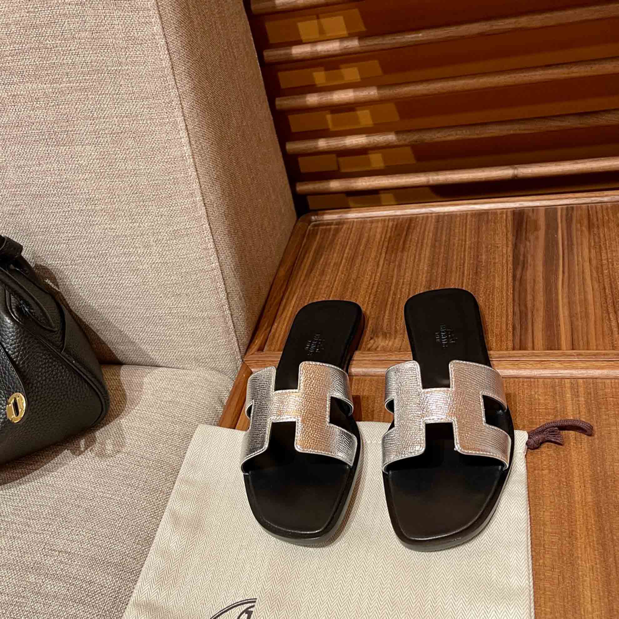 Dép Nữ Hermes Oran Sandal Bạc Đen Nhăn