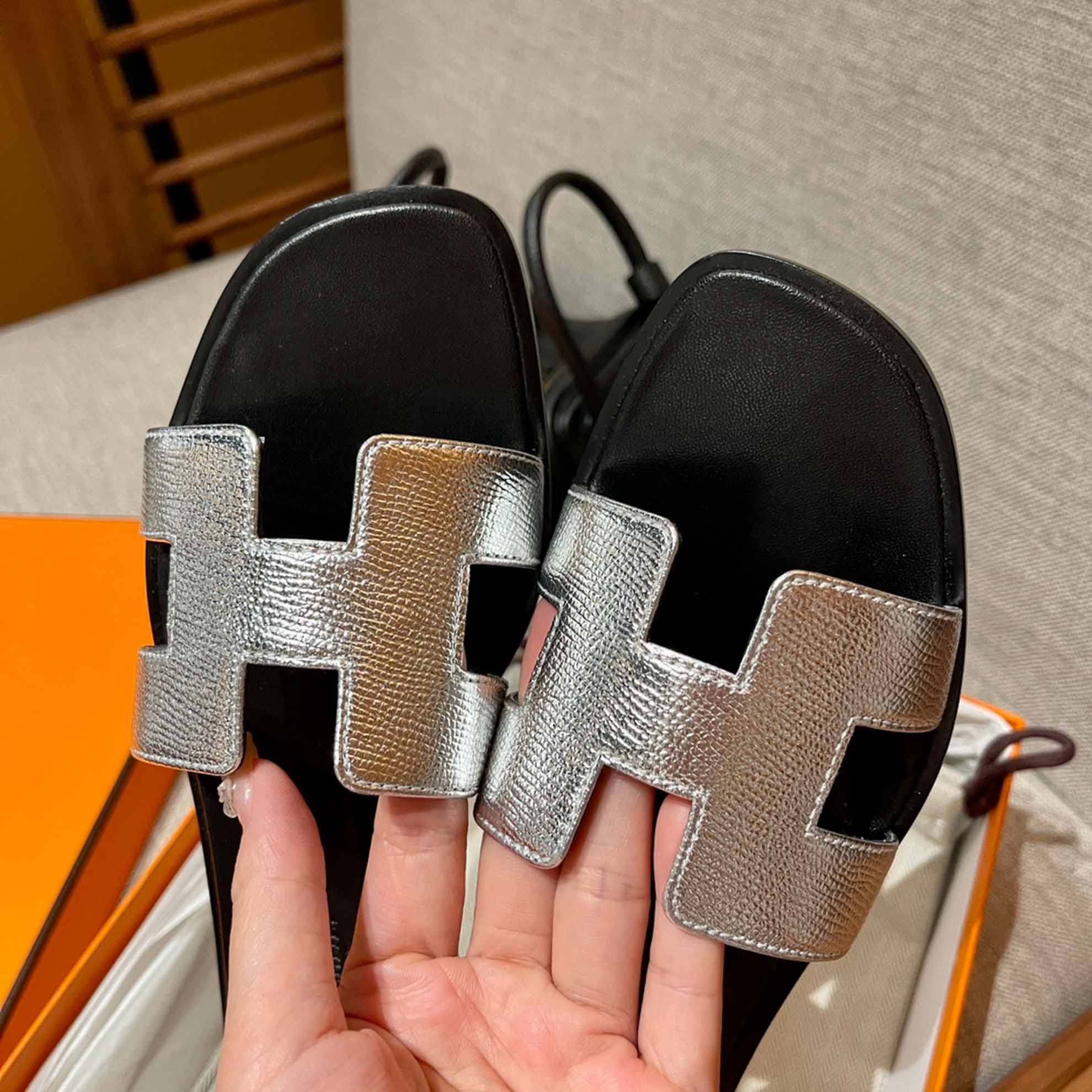 Dép Nữ Hermes Oran Sandal Bạc Đen Nhăn