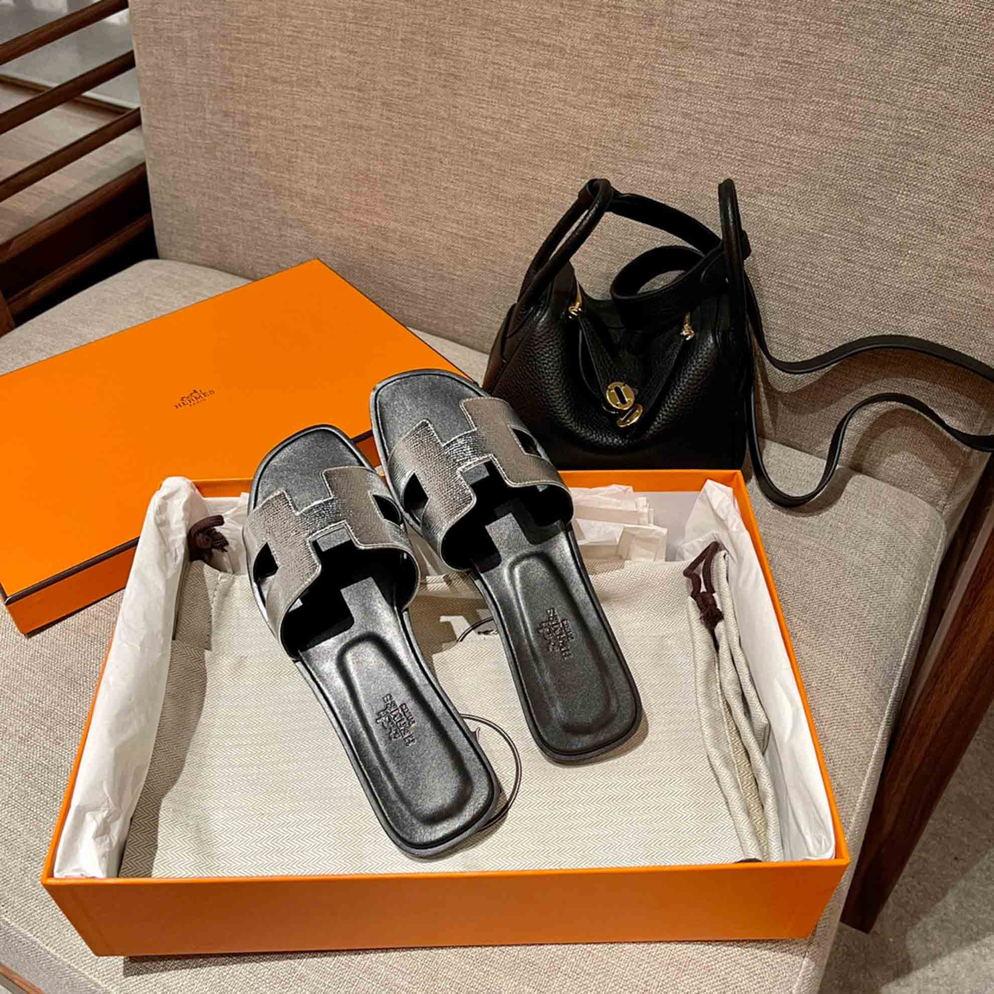 Dép Nữ Hermes Oran Sandal Bạc Đen Nhăn