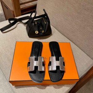 Dép Nữ Hermes Oran Sandal Bạc Đen Nhăn