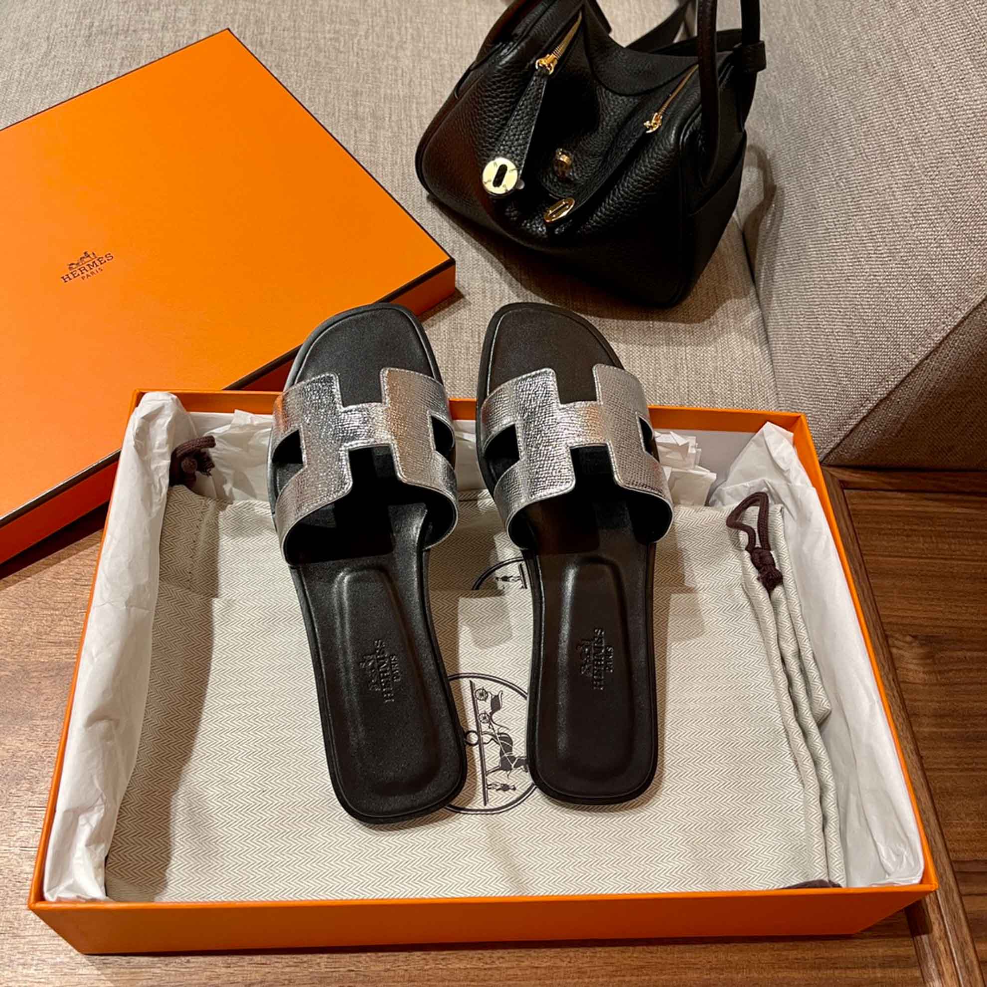 Dép Nữ Hermes Oran Sandal Bạc Đen Nhăn