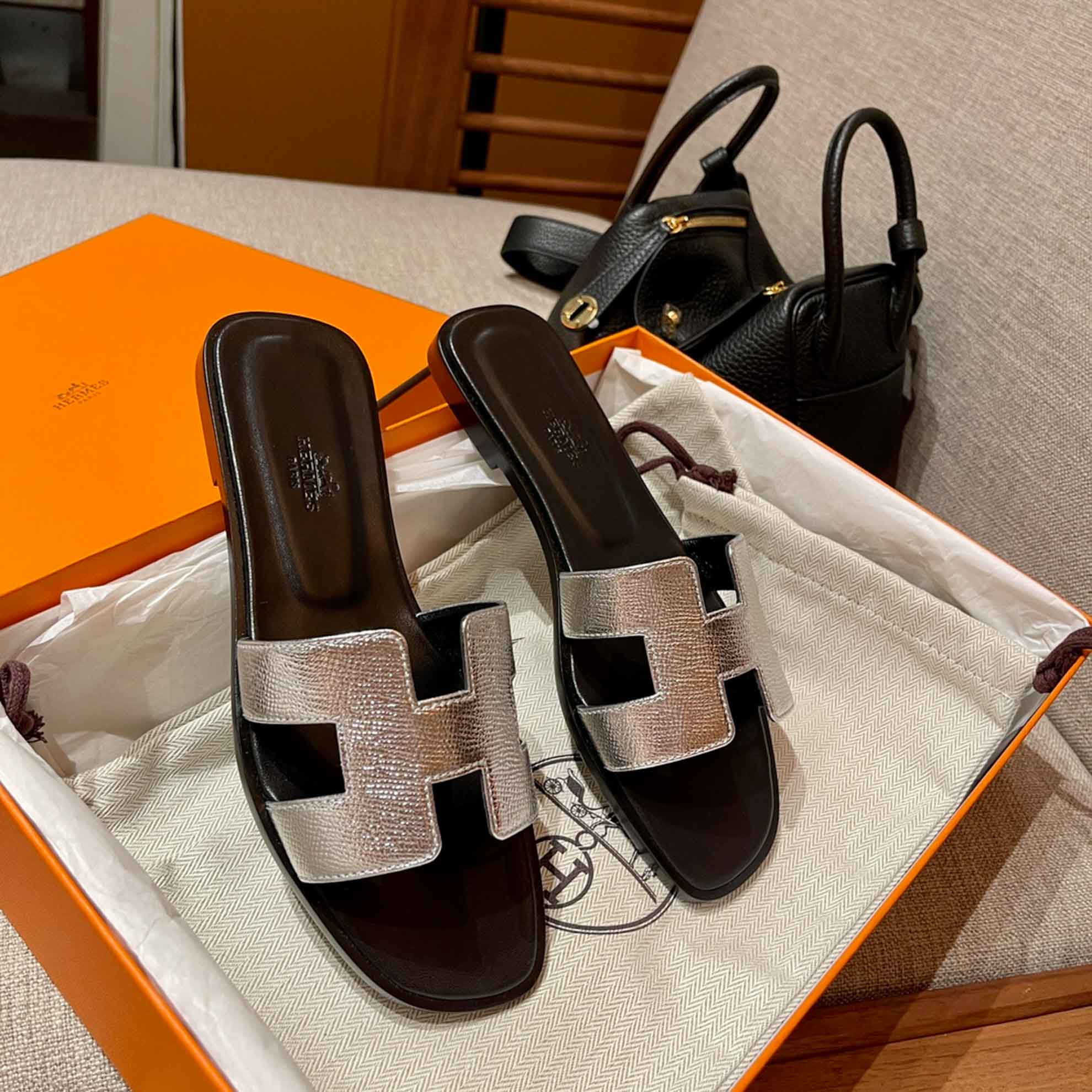 Dép Nữ Hermes Oran Sandal Bạc Đen Nhăn