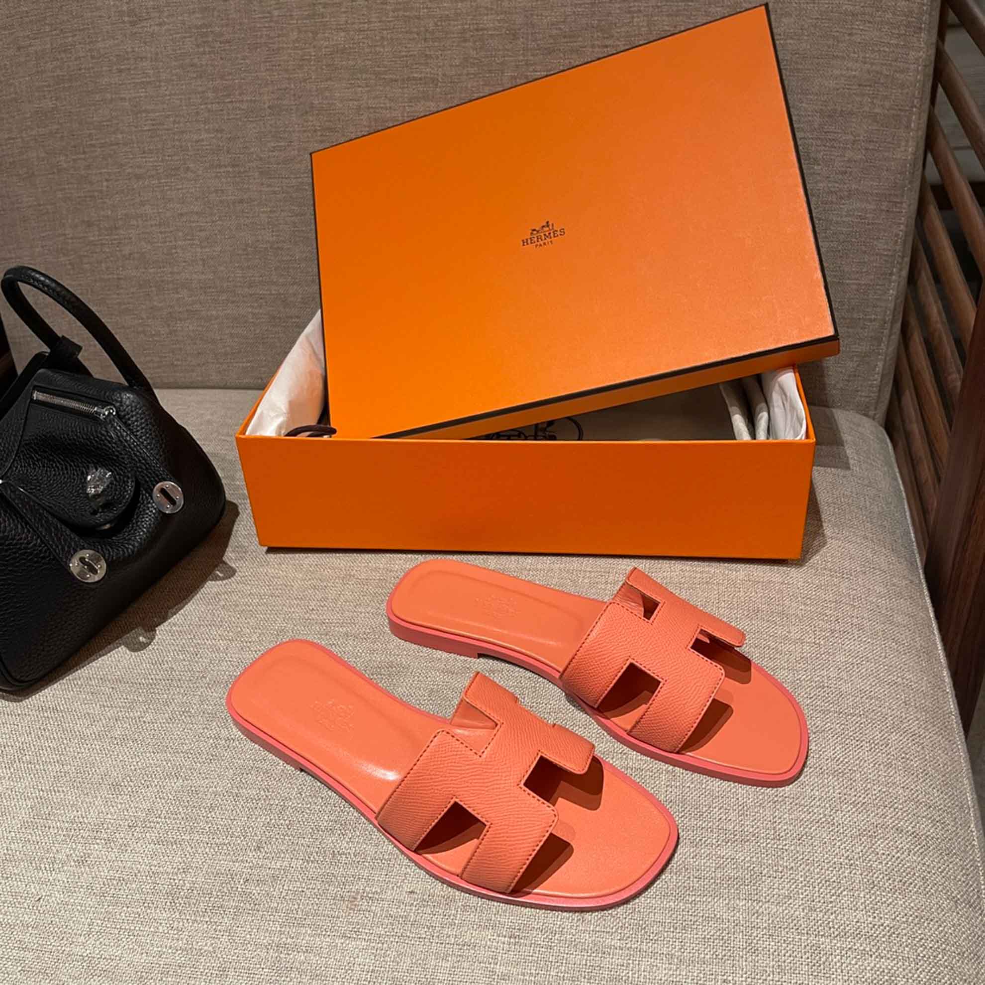 Dép Nữ Hermes Oran Sandal Cam Hồng Nhăn