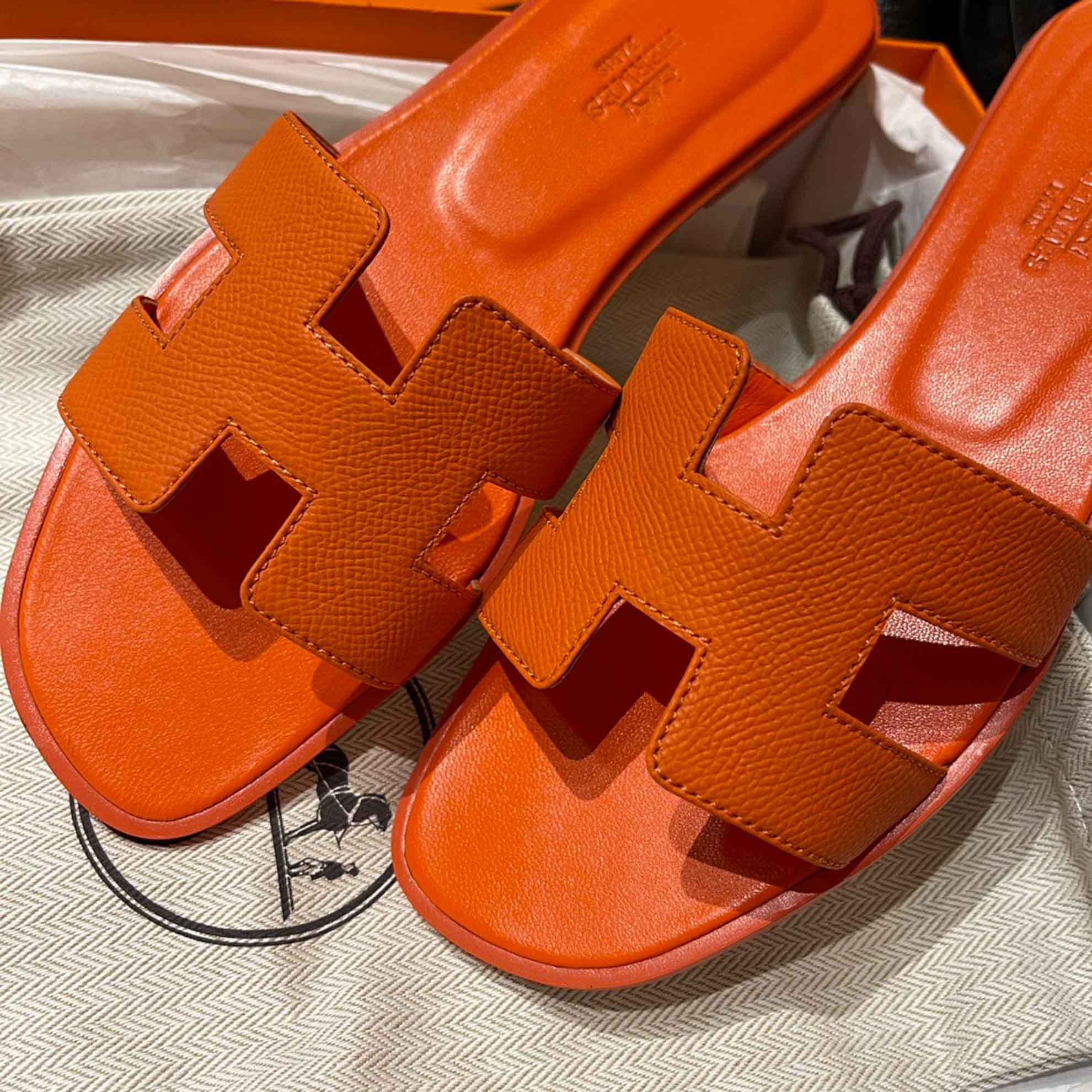 Dép Nữ Hermes Oran Sandal Cam Nhăn