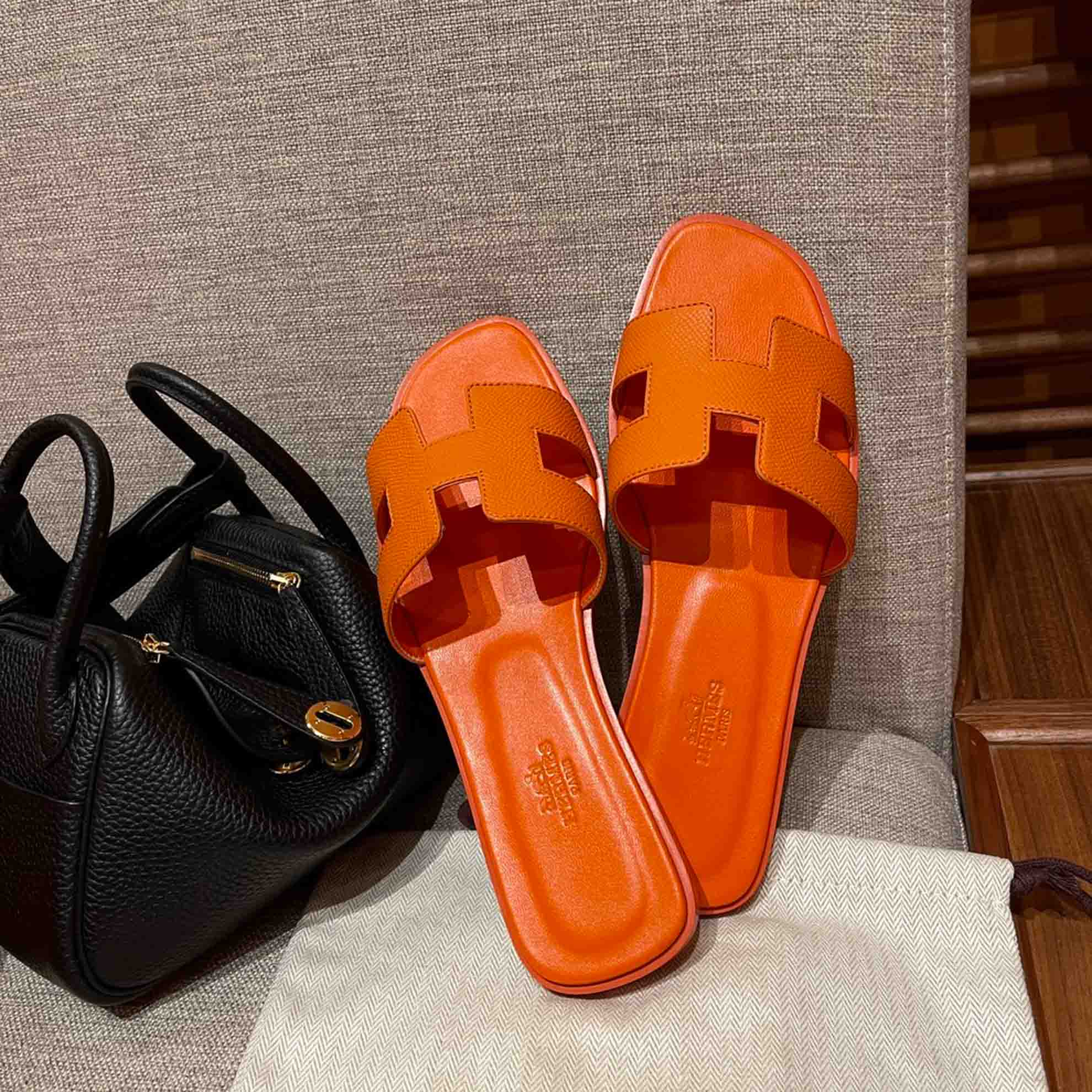 Dép Nữ Hermes Oran Sandal Cam Nhăn