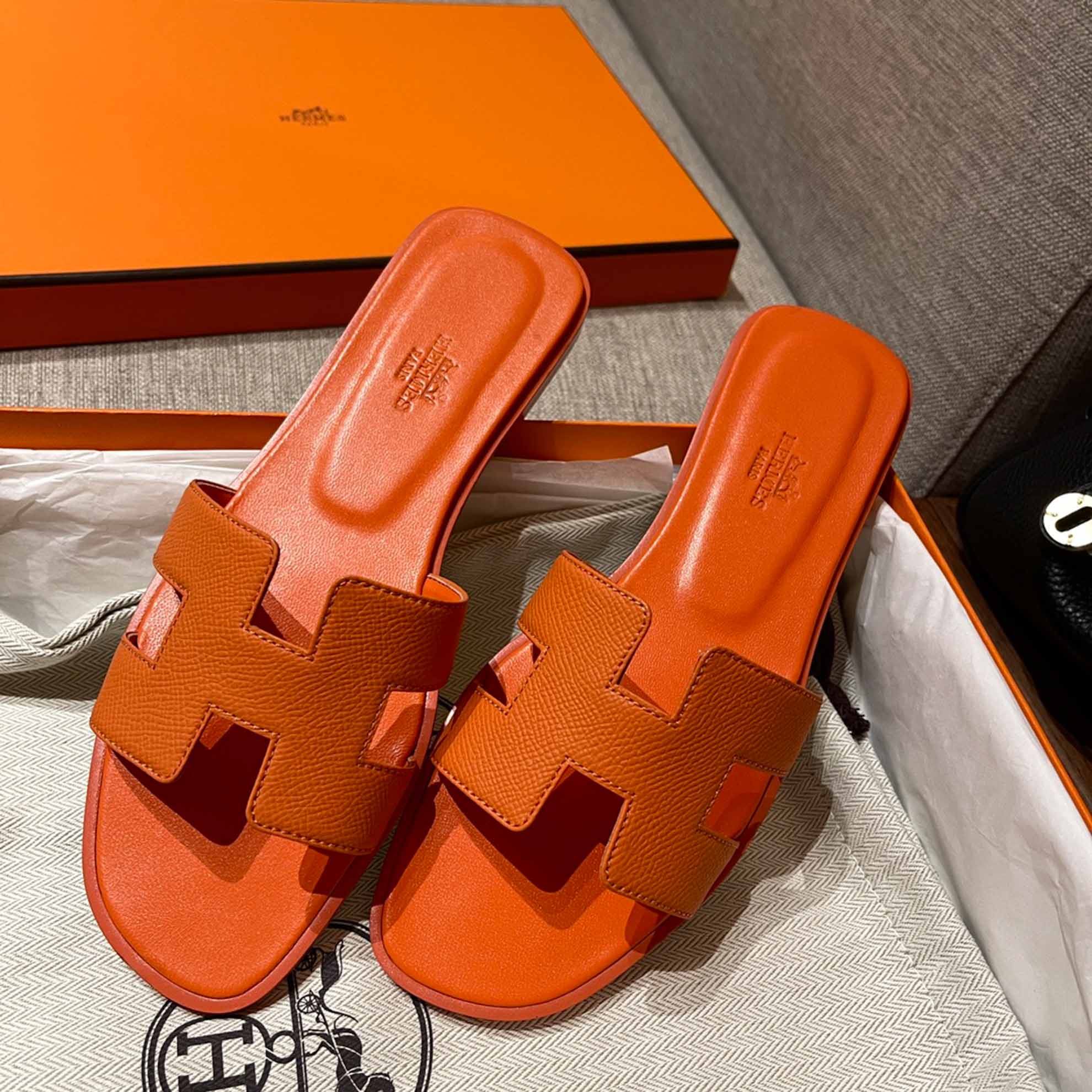 Dép Nữ Hermes Oran Sandal Cam Nhăn