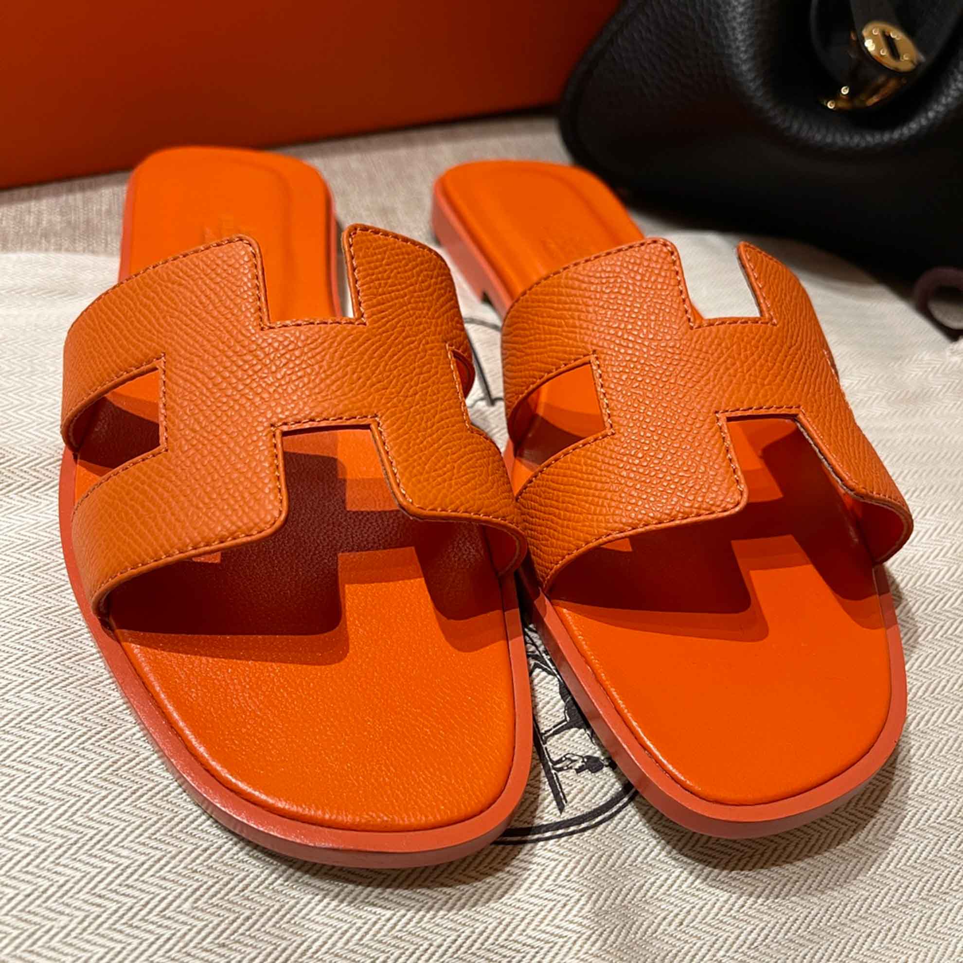 Dép Nữ Hermes Oran Sandal Cam Nhăn