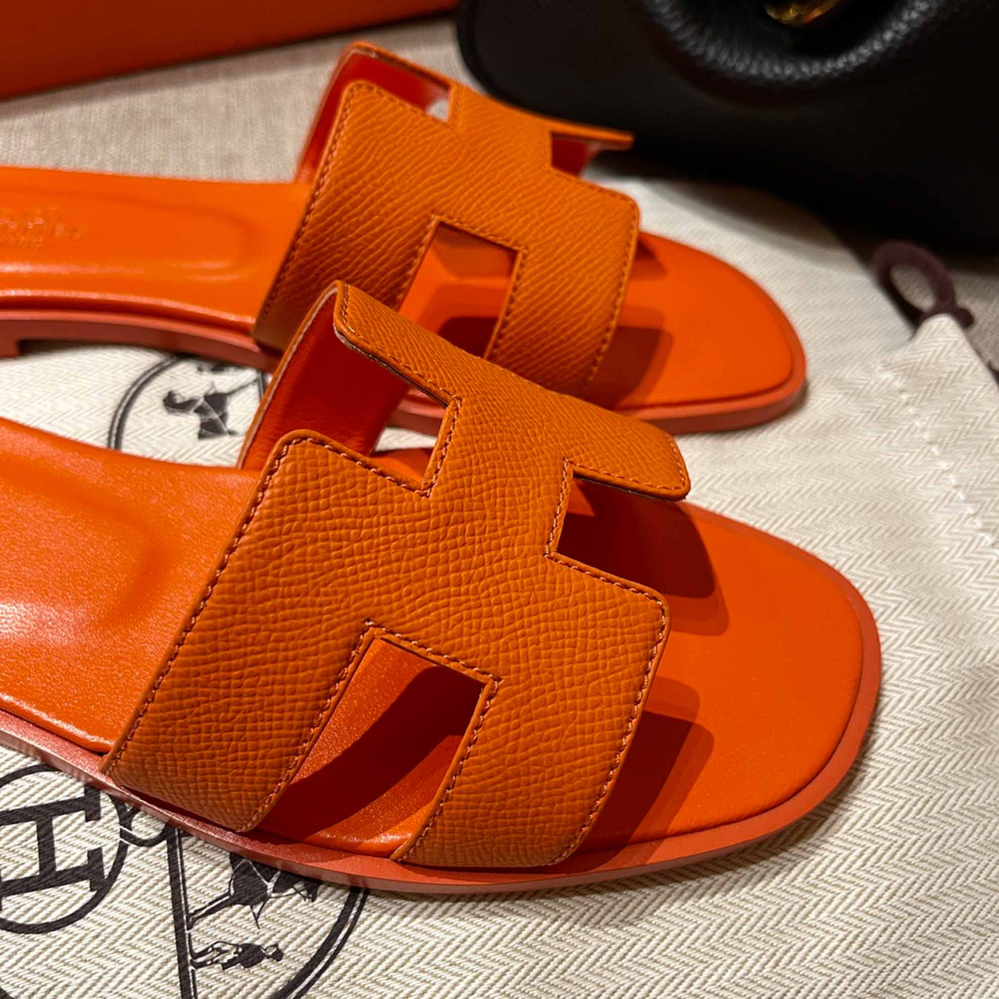 Dép Nữ Hermes Oran Sandal Cam Nhăn