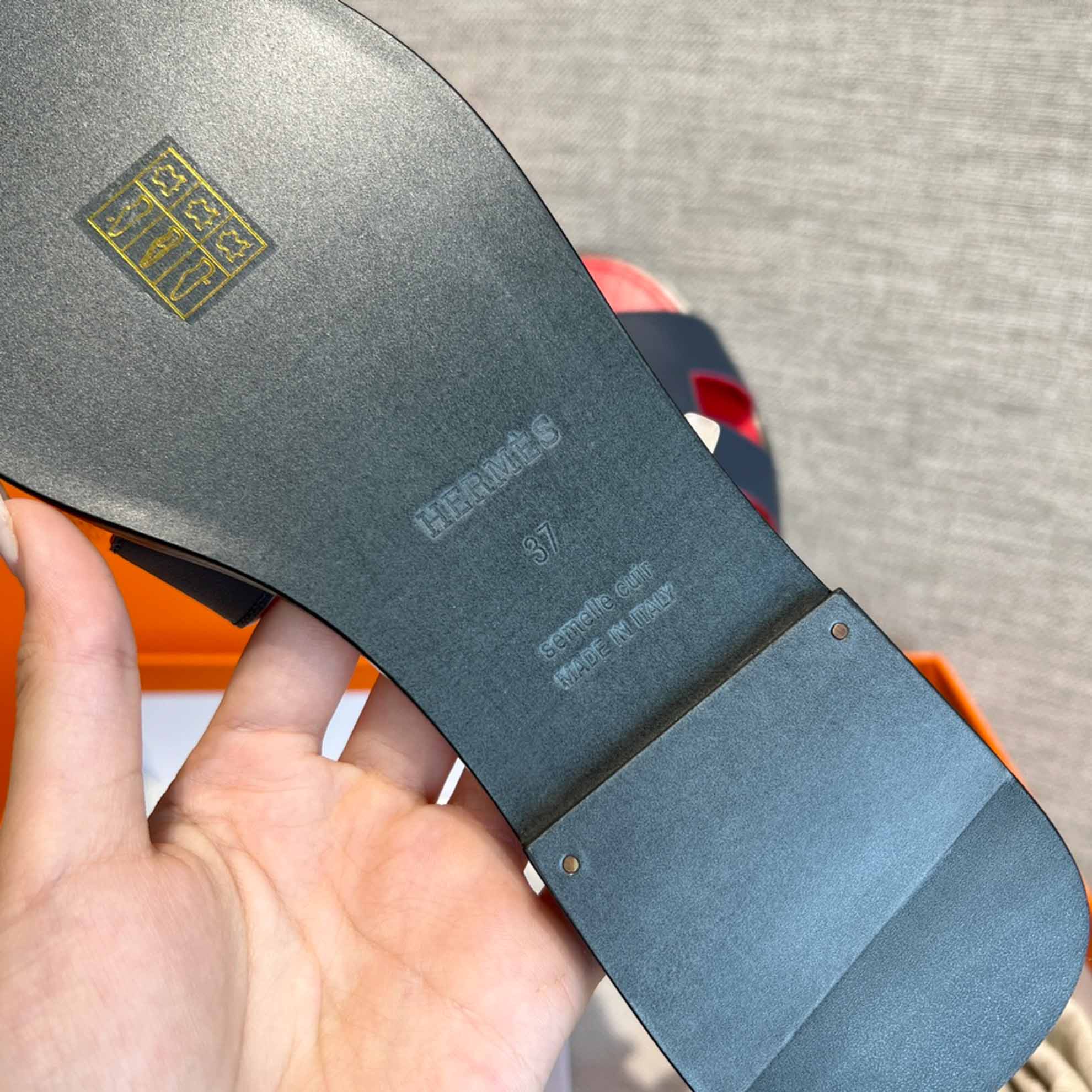 Dép Nữ Hermes Oran Sandal Đen Đỏ Trơn 