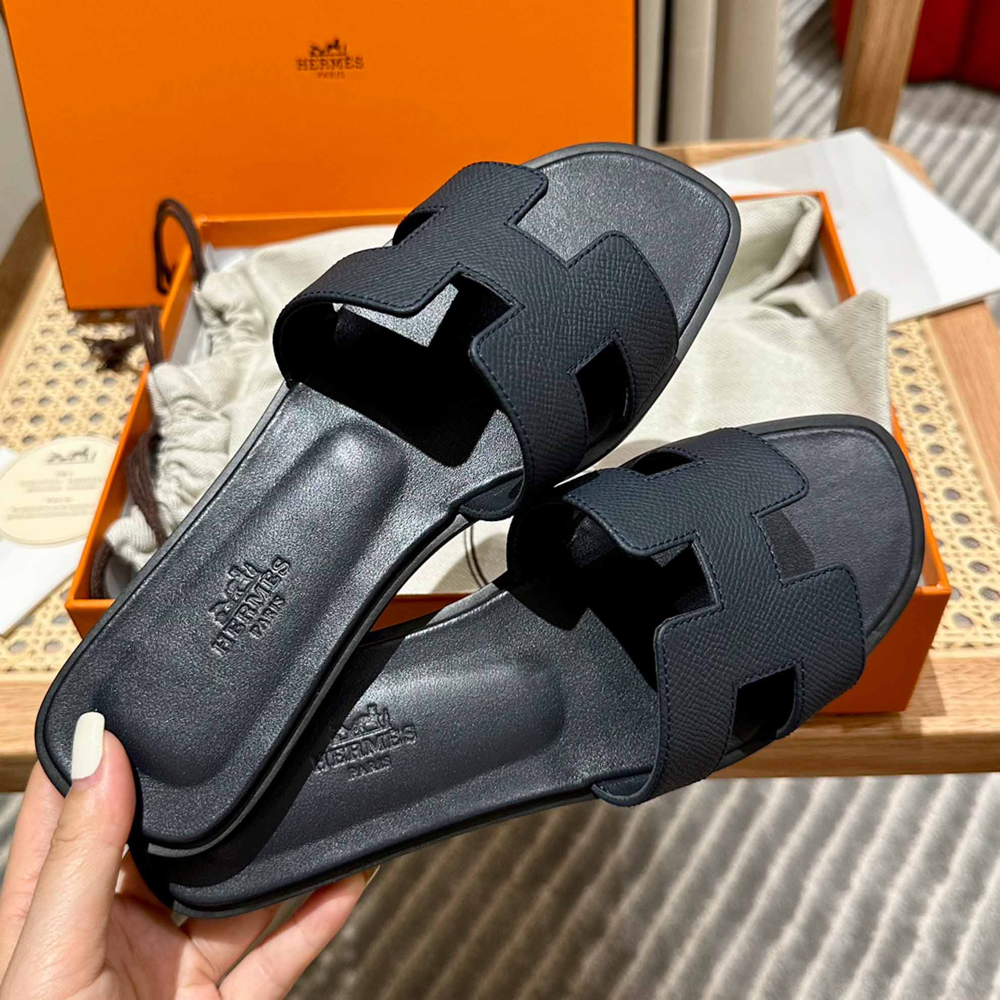 Dép Nữ Hermes Oran Sandal Đen Full Trơn