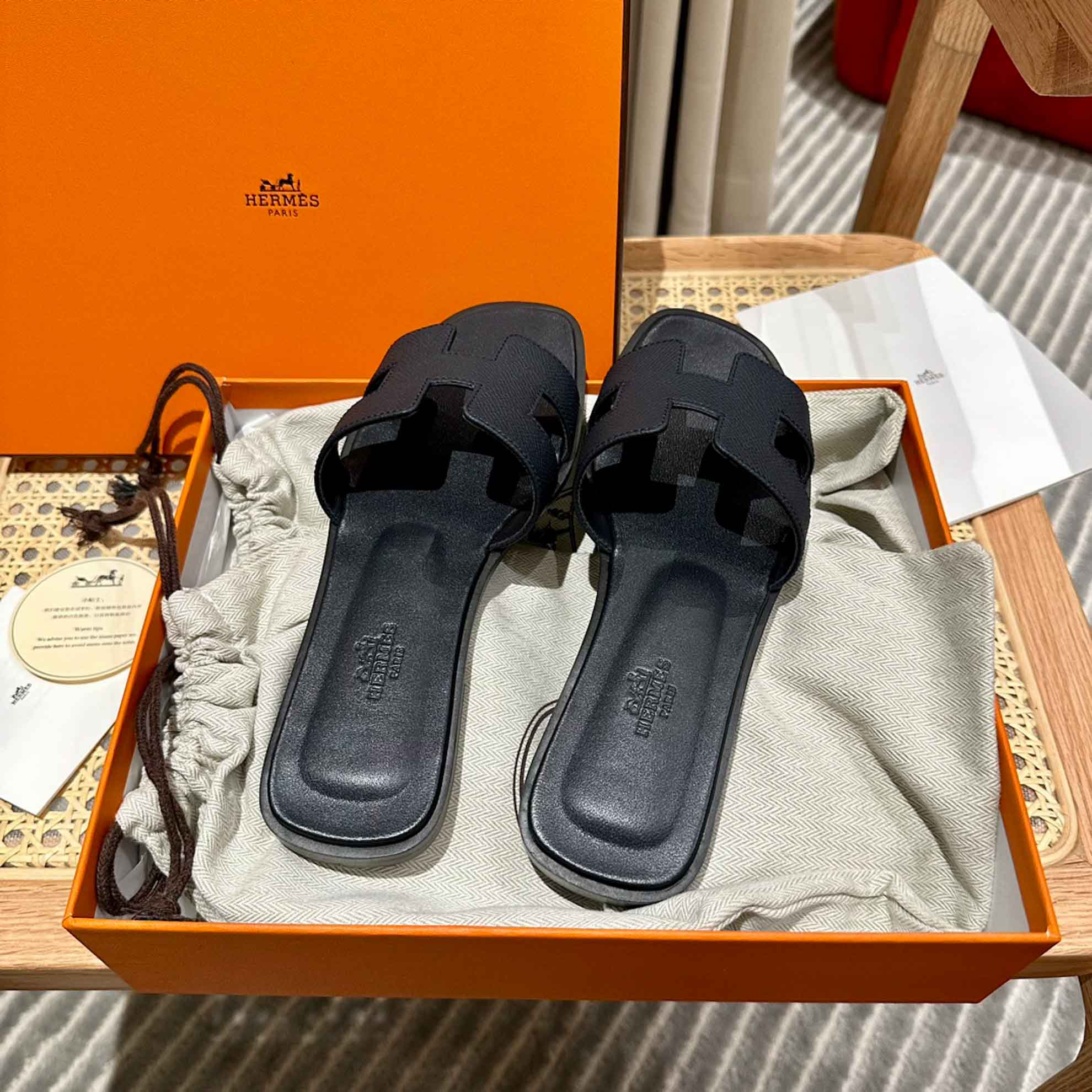 Dép Nữ Hermes Oran Sandal Đen Full Trơn