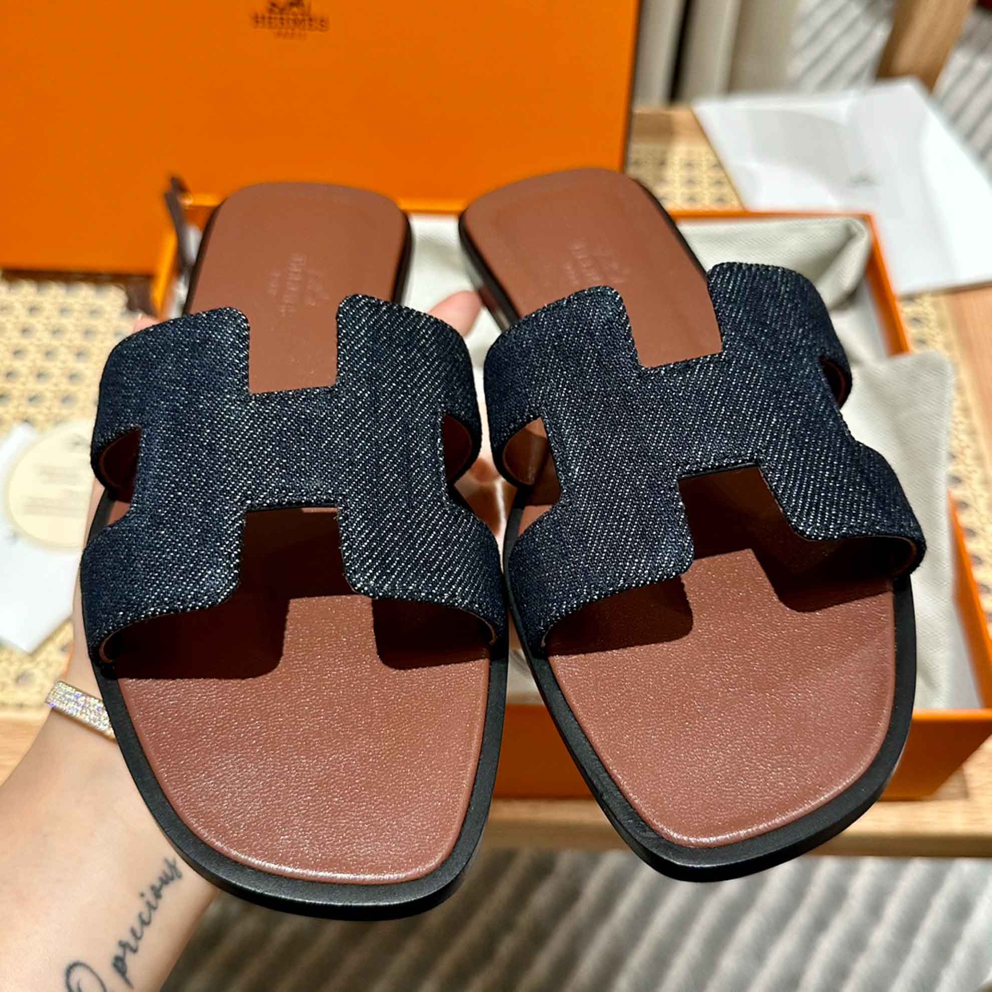 Dép Nữ Hermes Oran Sandal Đen Nâu Denim