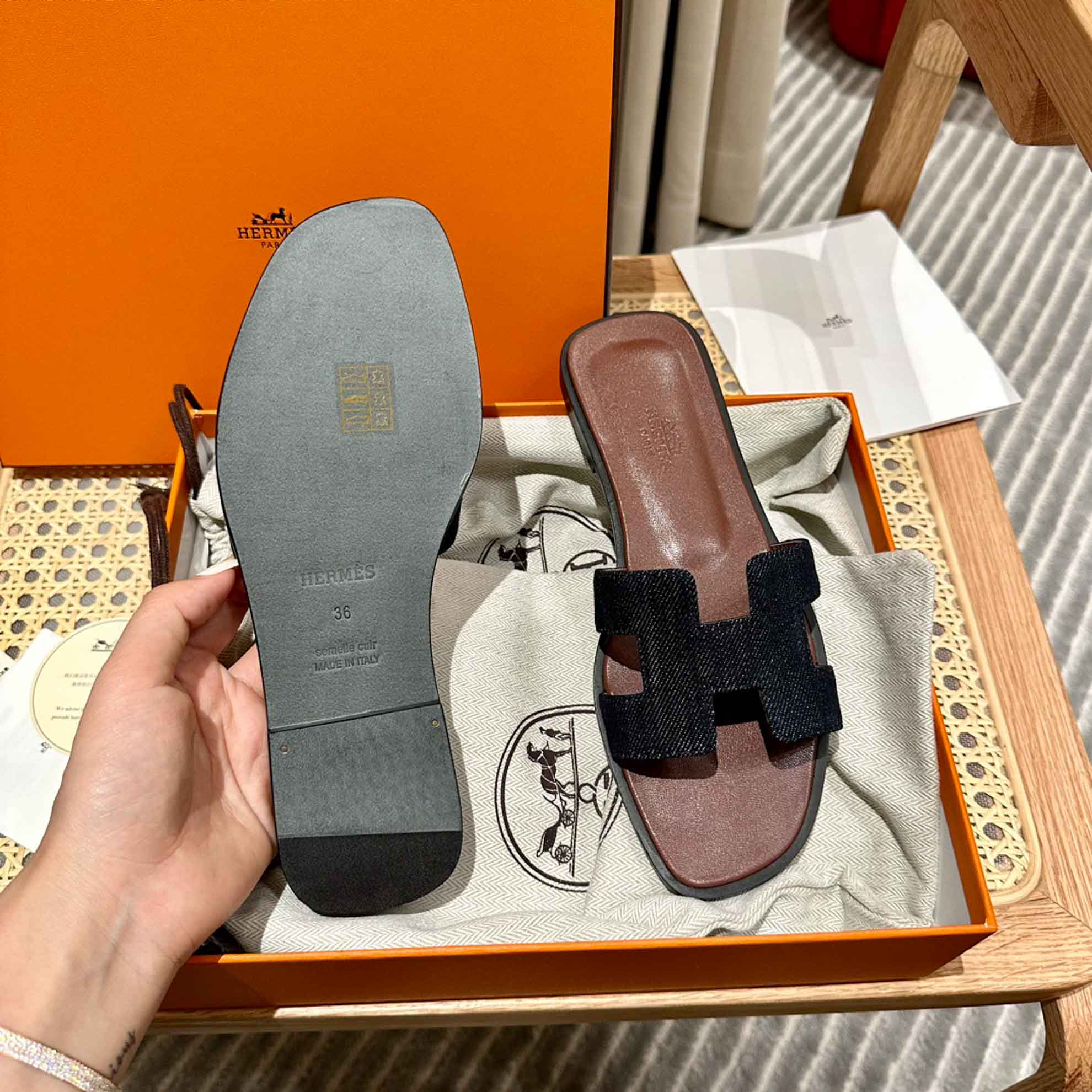 Dép Nữ Hermes Oran Sandal Đen Nâu Denim