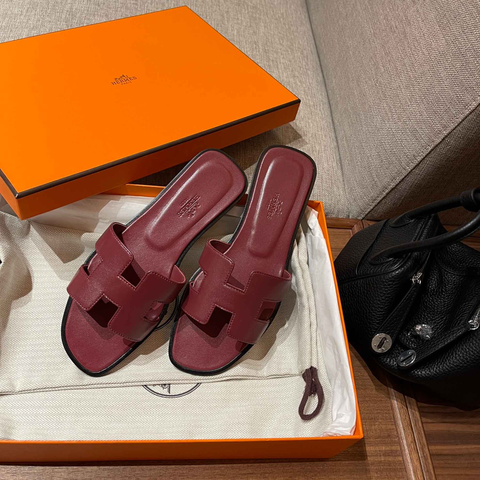 Dép Nữ Hermes Oran Sandal Đỏ Đậm Viền Đen Trơn