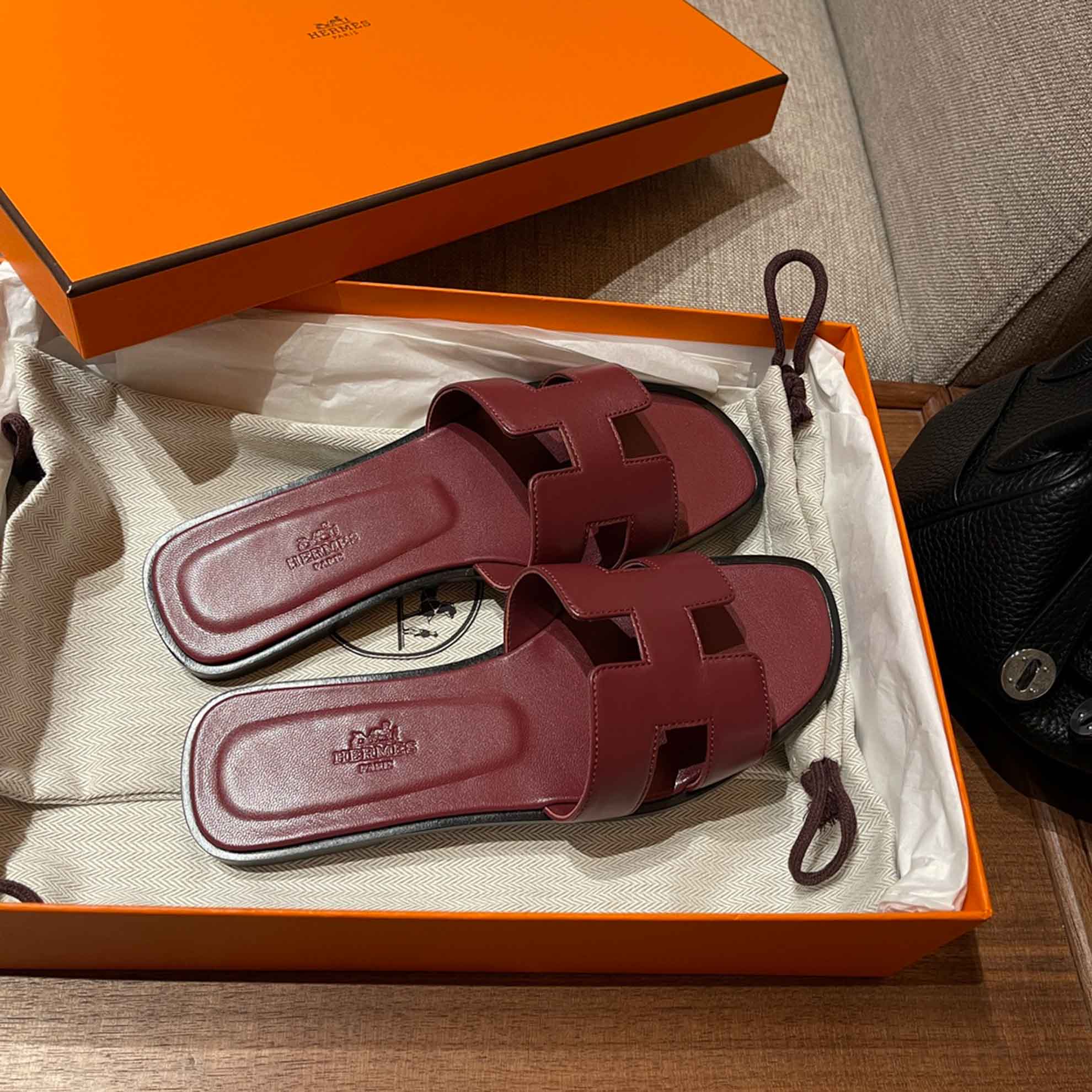 Dép Nữ Hermes Oran Sandal Đỏ Đậm Viền Đen Trơn