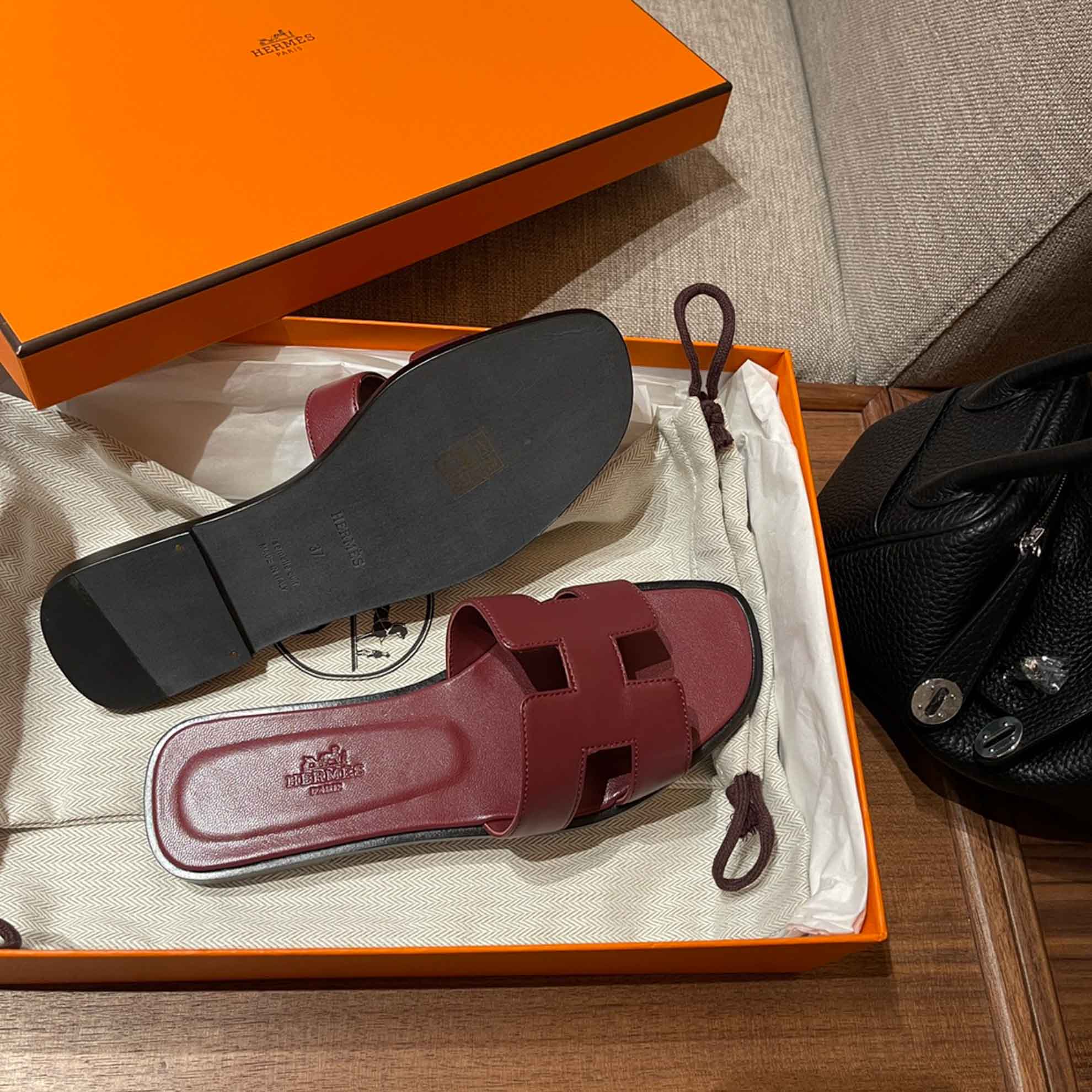 Dép Nữ Hermes Oran Sandal Đỏ Đậm Viền Đen Trơn