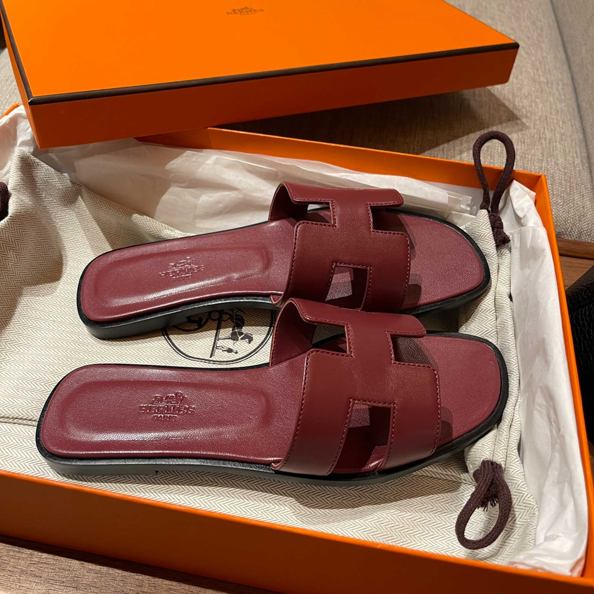 Dép Nữ Hermes Oran Sandal Đỏ Đậm Viền Đen Trơn