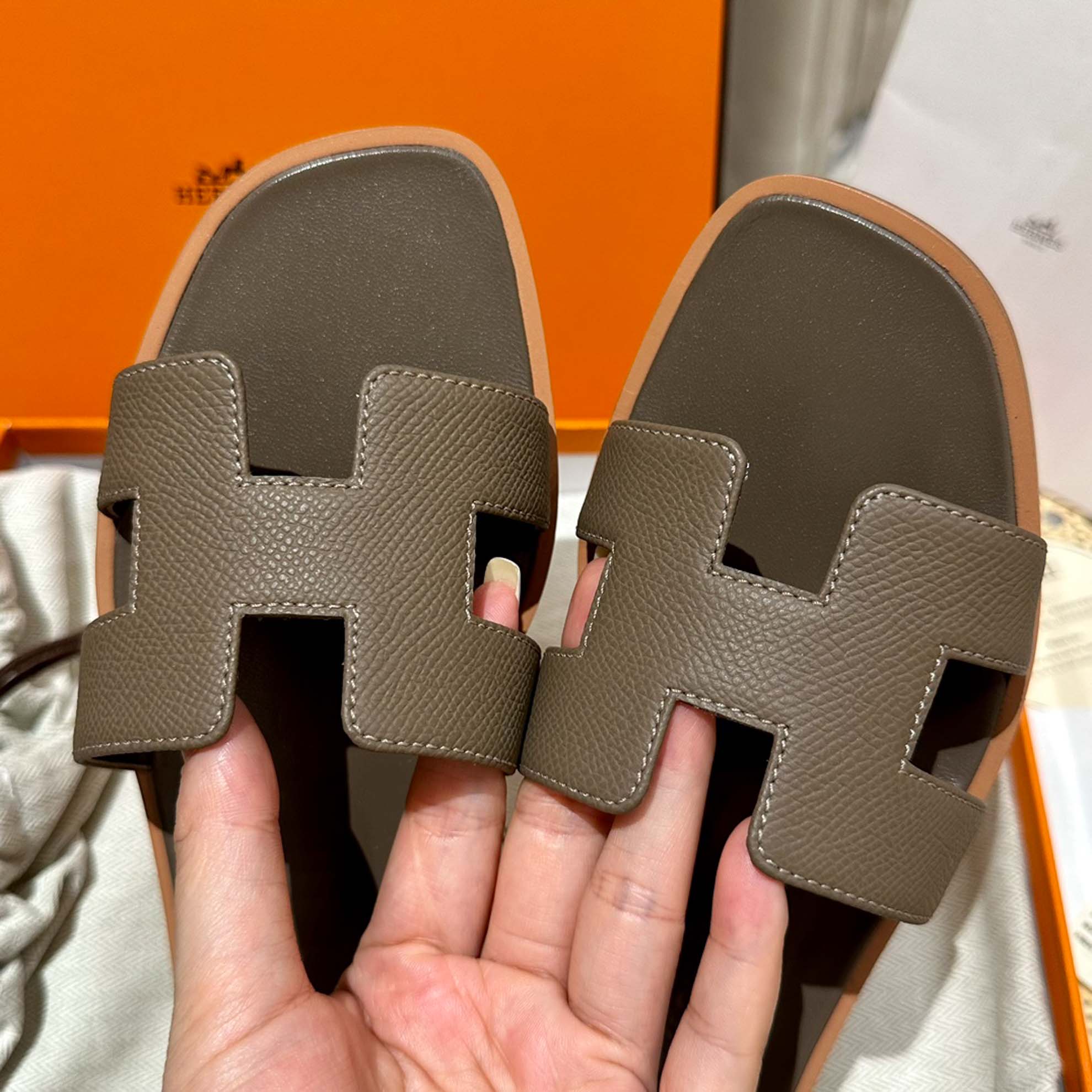 Dép Nữ Hermes Oran Sandal Nâu Dậm Nhăn