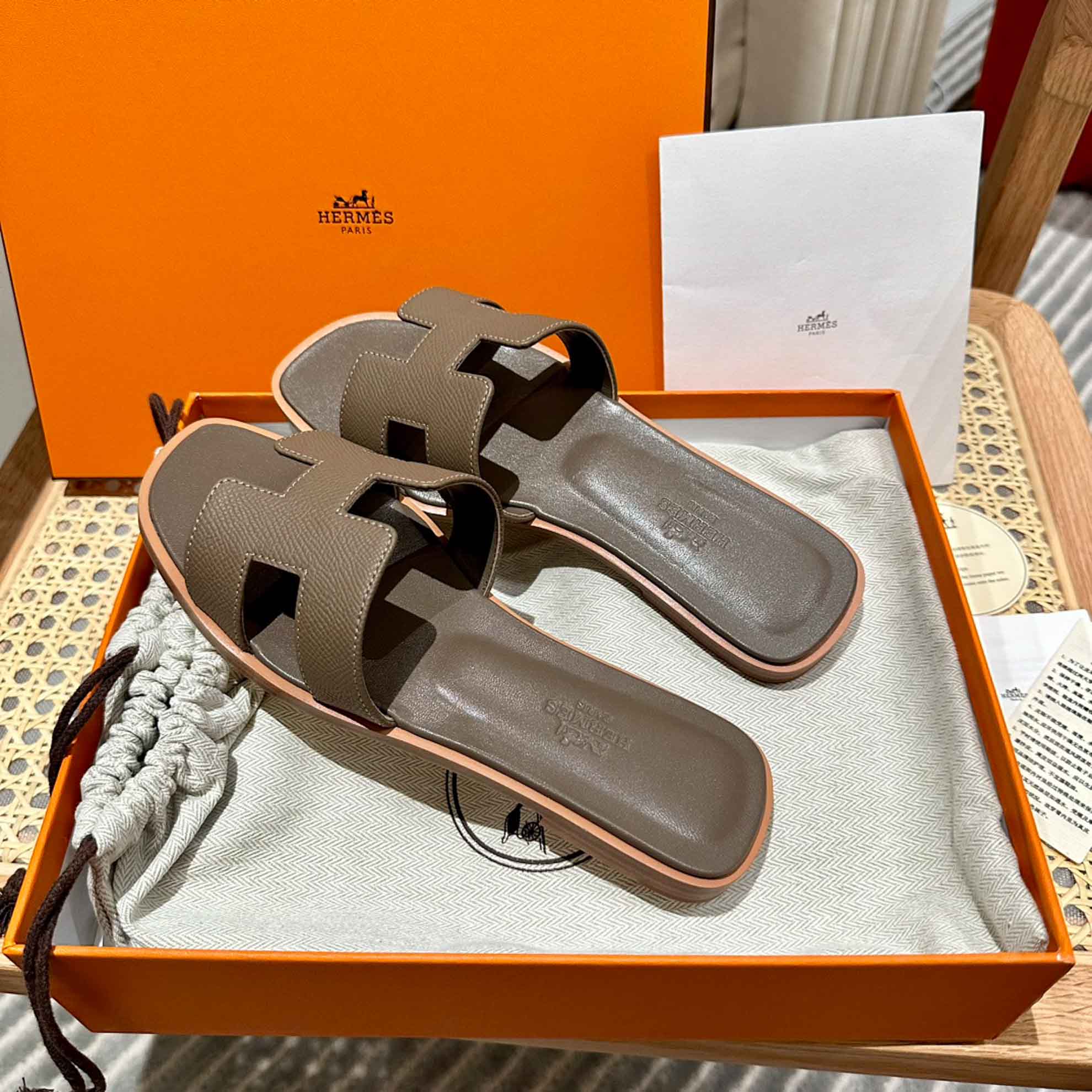 Dép Nữ Hermes Oran Sandal Nâu Dậm Nhăn