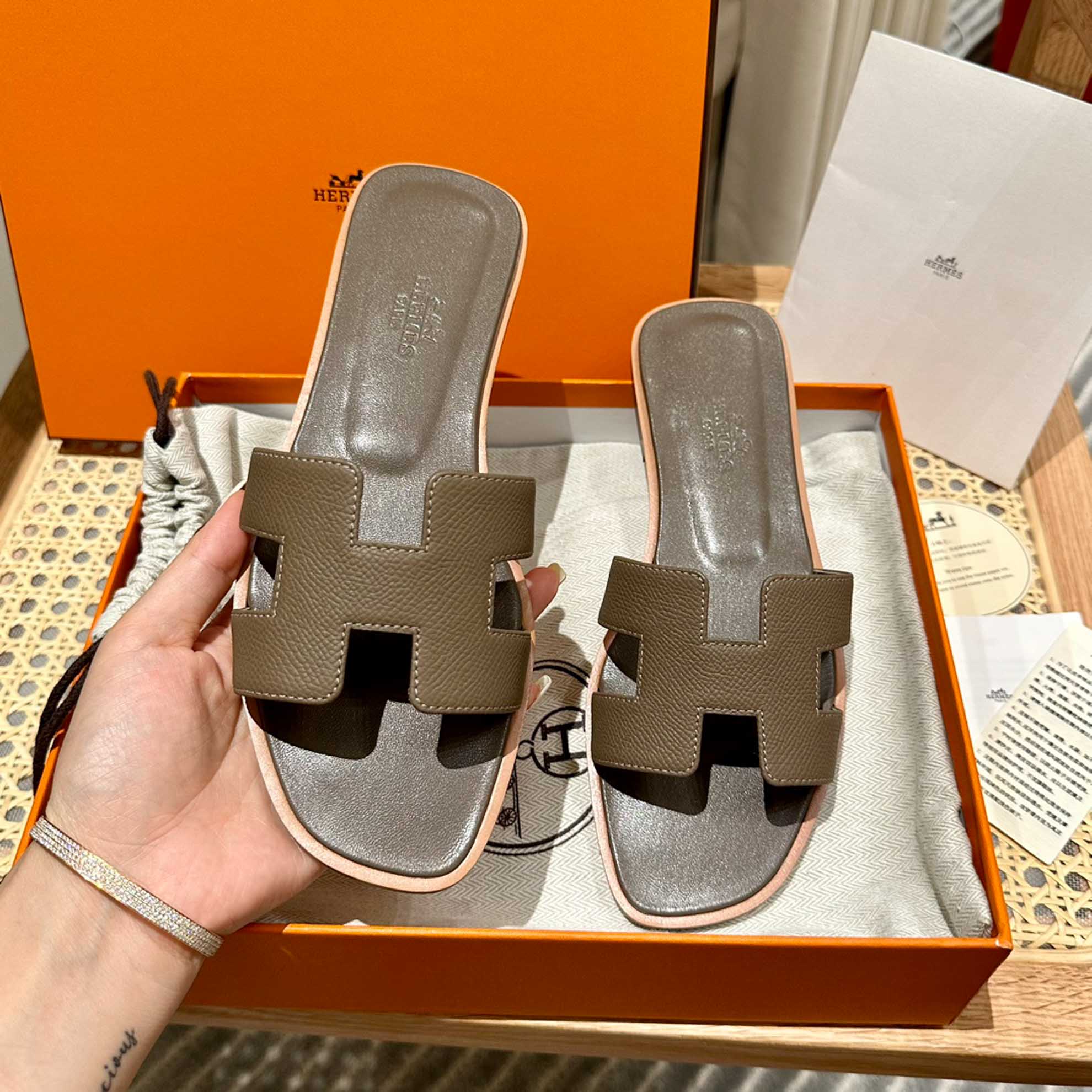 Dép Nữ Hermes Oran Sandal Nâu Dậm Nhăn