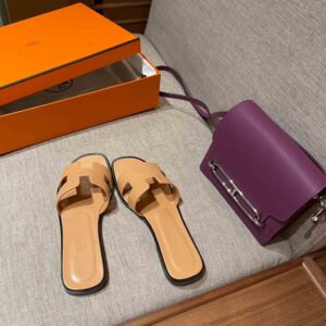 Dép Nữ Hermes Oran Sandal Trà Sữa Viền Đen Trơn