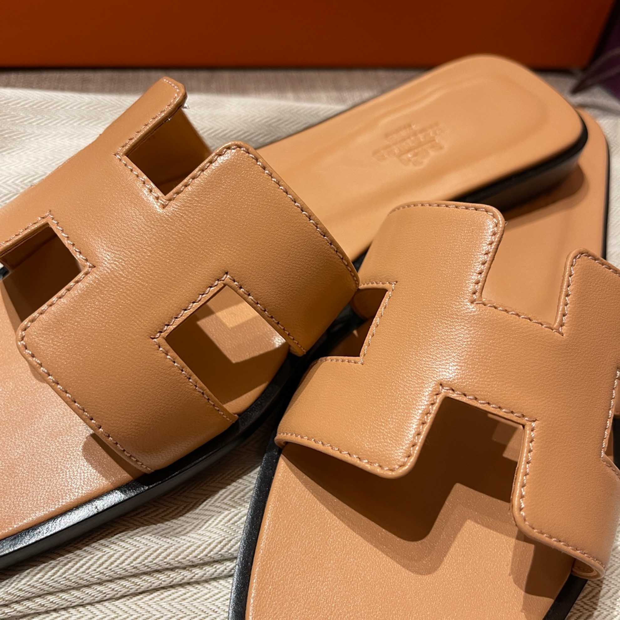 Dép Nữ Hermes Oran Sandal Trà Sữa Viền Đen Trơn