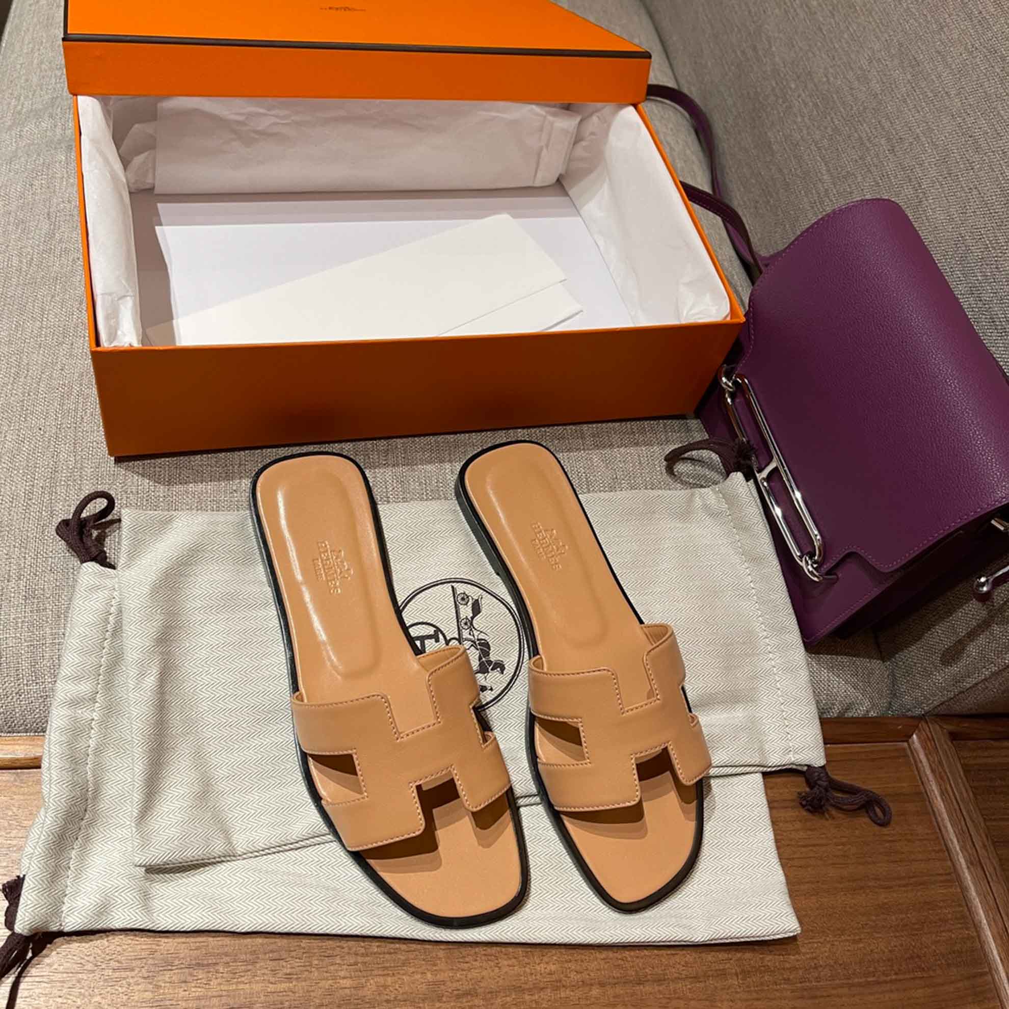 Dép Nữ Hermes Oran Sandal Trà Sữa Viền Đen Trơn