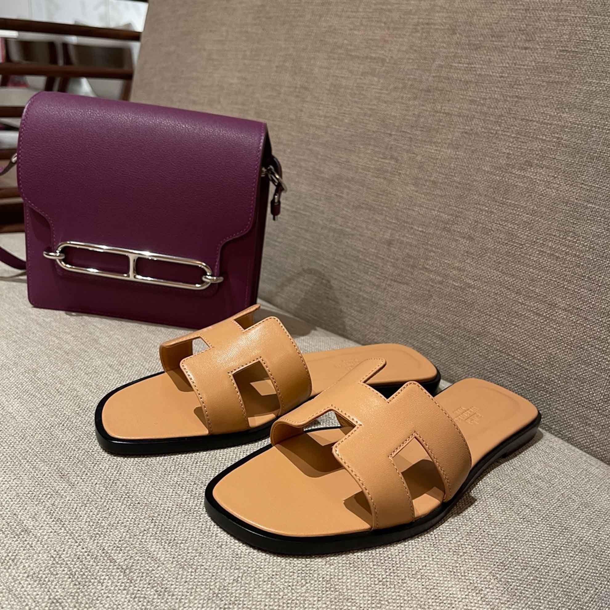 Dép Nữ Hermes Oran Sandal Trà Sữa Viền Đen Trơn