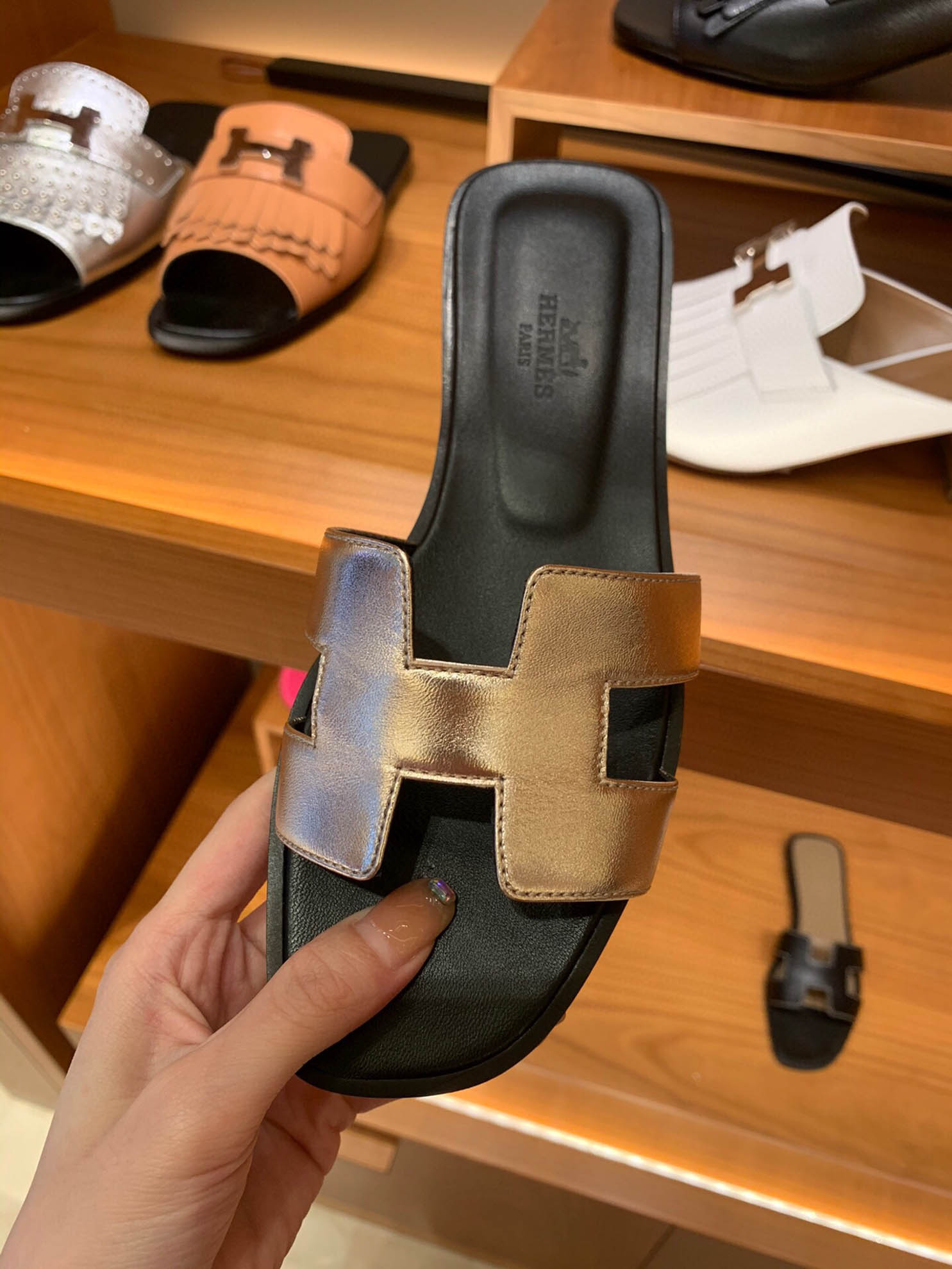 Dép Nữ Hermes Oran Sandal Trà Sữa Viền Đen Trơn