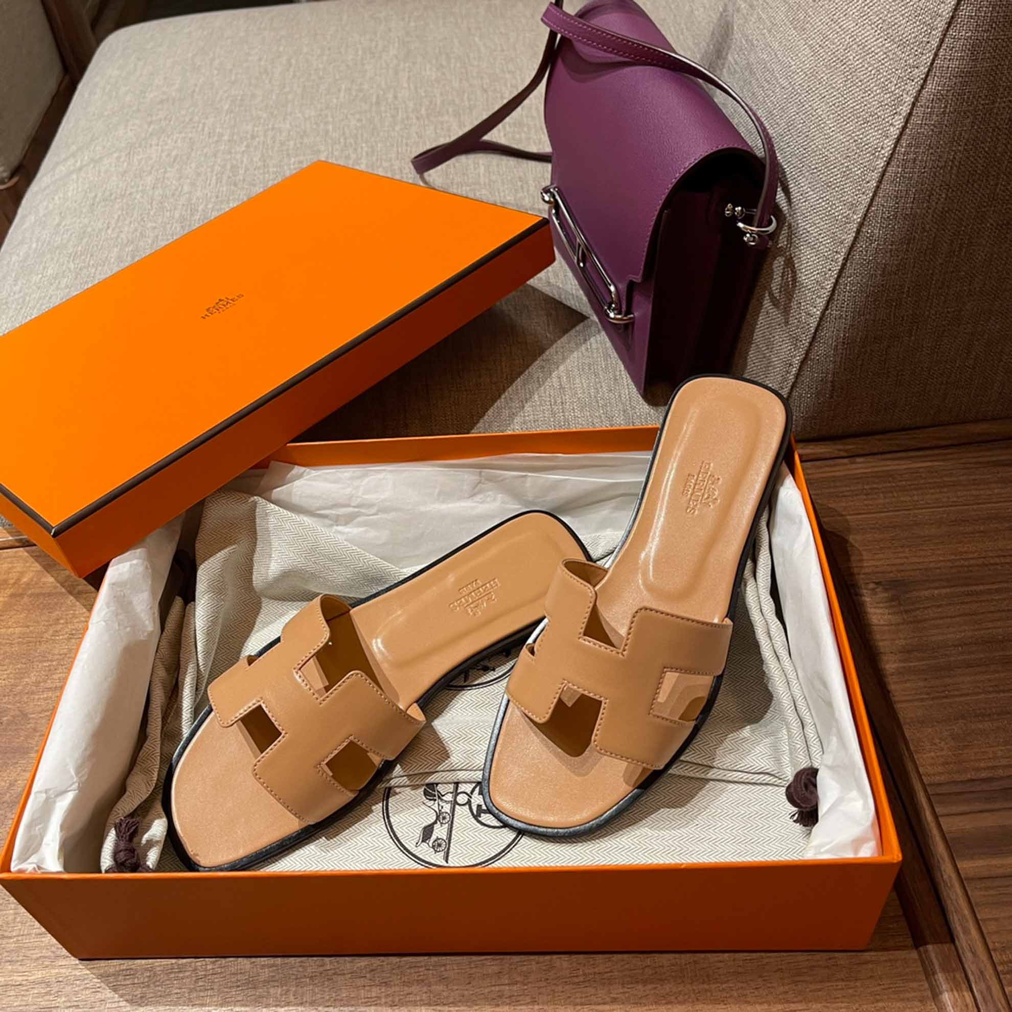 Dép Nữ Hermes Oran Sandal Trà Sữa Viền Đen Trơn