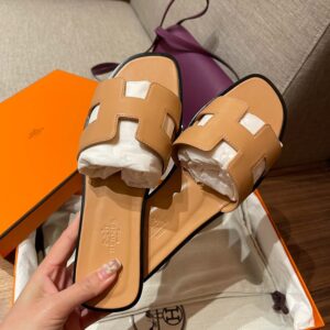 Dép Nữ Hermes Oran Sandal Trà Sữa Viền Đen Trơn