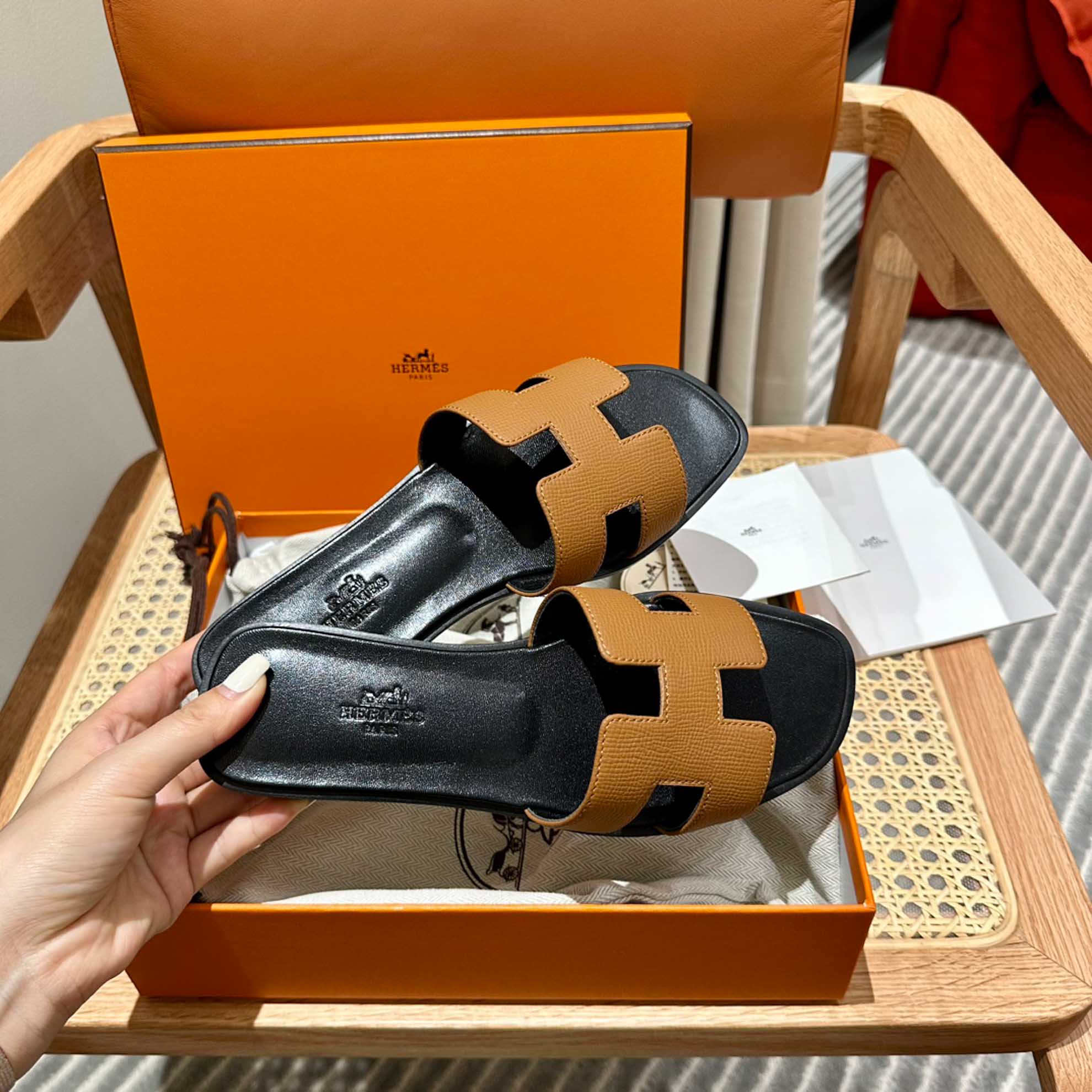 Dép Nữ Hermes Oran Sandal Vàng Bò Đen Nhăn