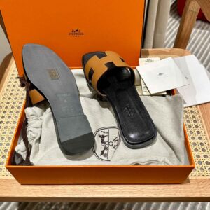 Dép Nữ Hermes Oran Sandal Vàng Bò Đen Nhăn