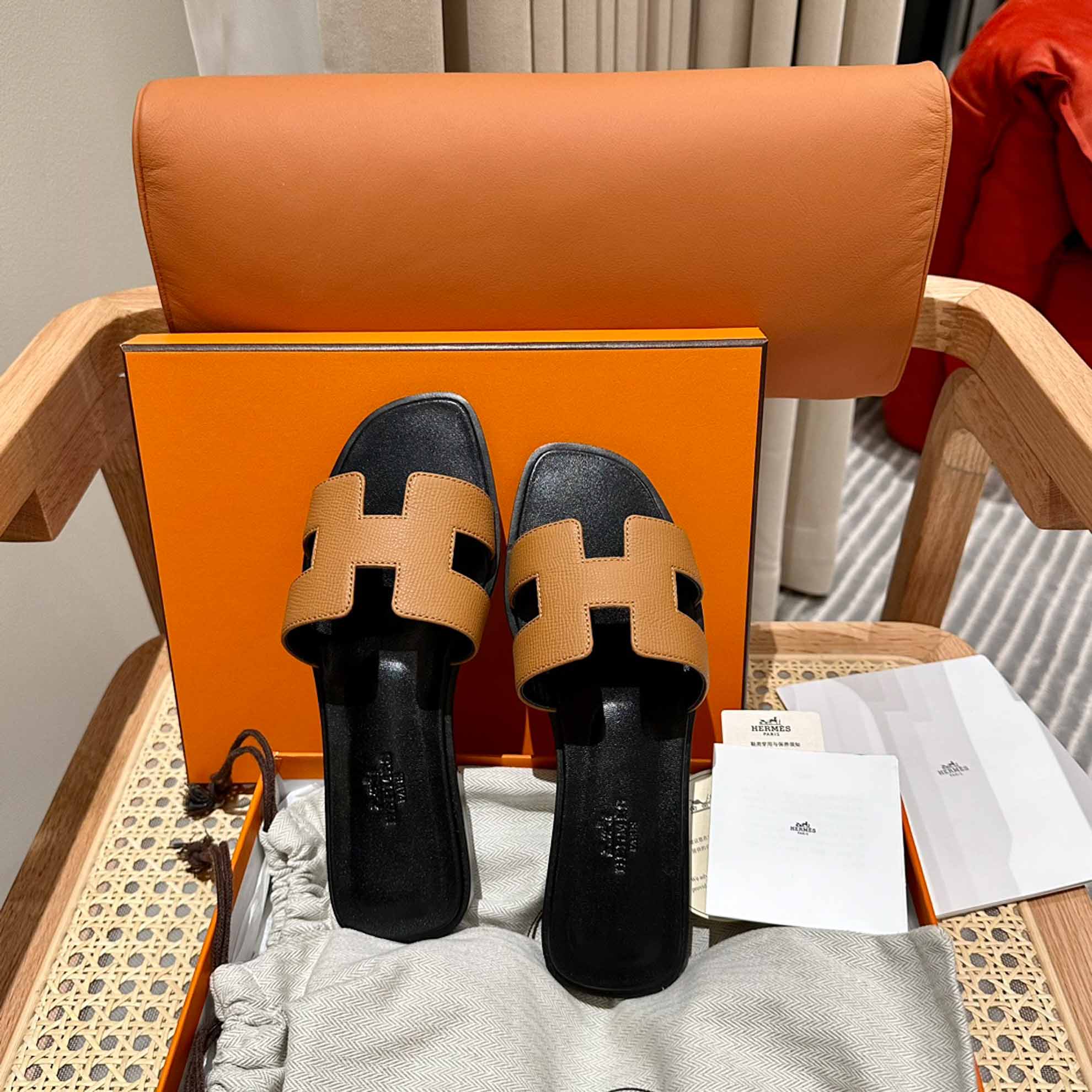 Dép Nữ Hermes Oran Sandal Vàng Bò Đen Nhăn