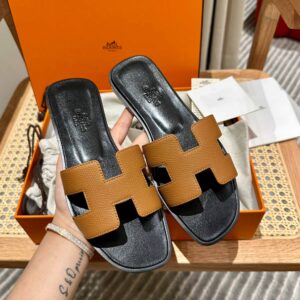 Dép Nữ Hermes Oran Sandal Vàng Bò Đen Nhăn