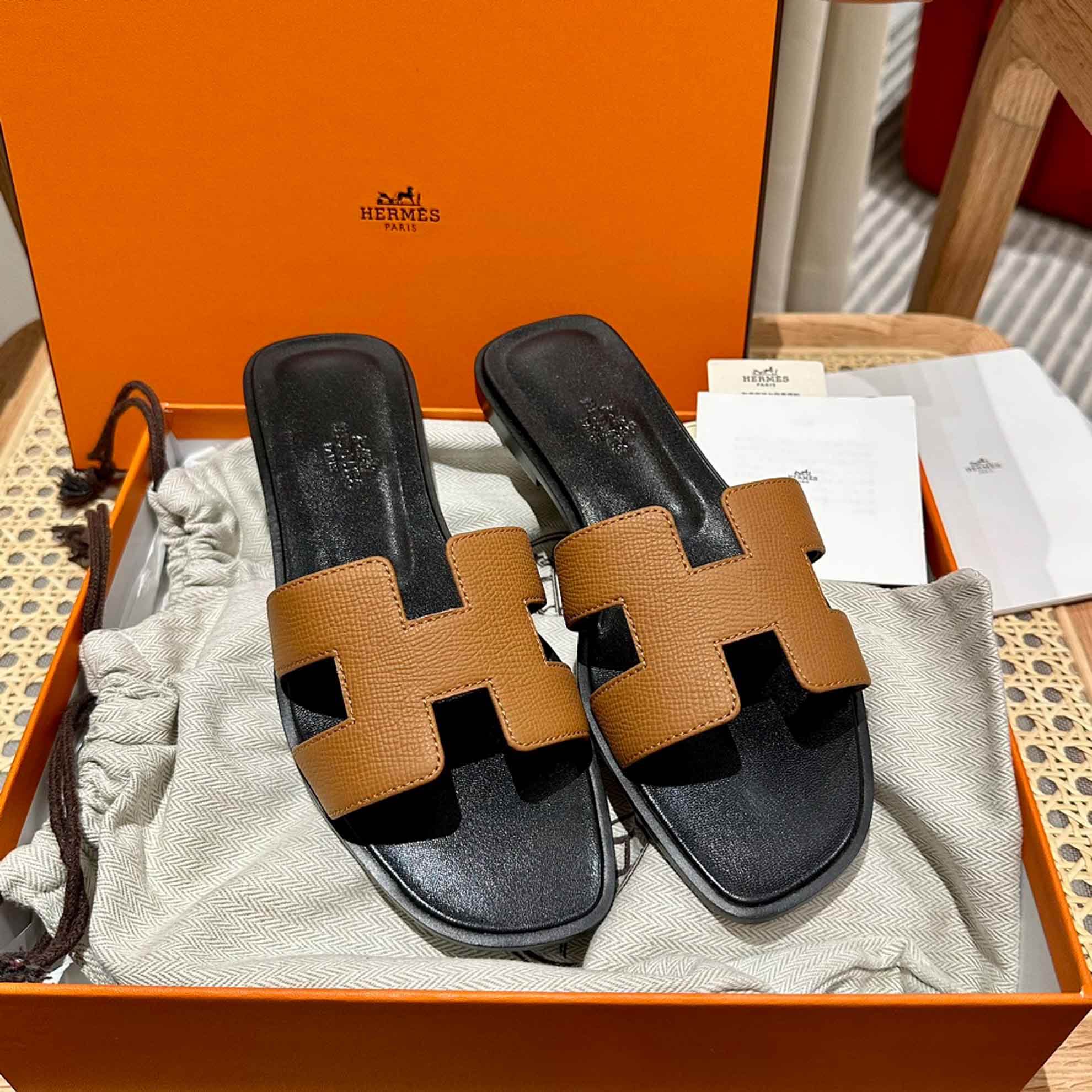 Dép Nữ Hermes Oran Sandal Vàng Bò Đen Nhăn