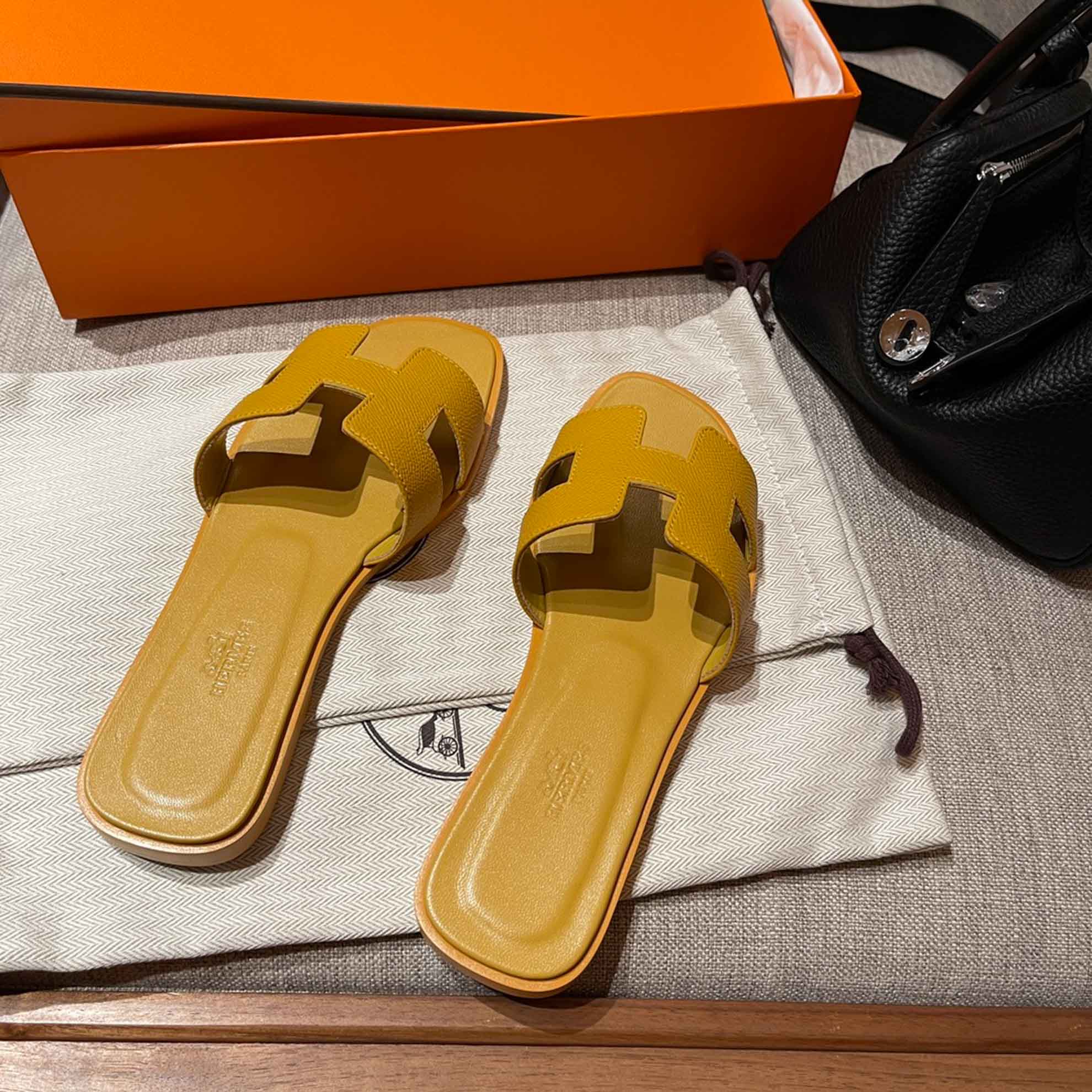 Dép Nữ Hermes Oran Sandal Vàng Nhăn