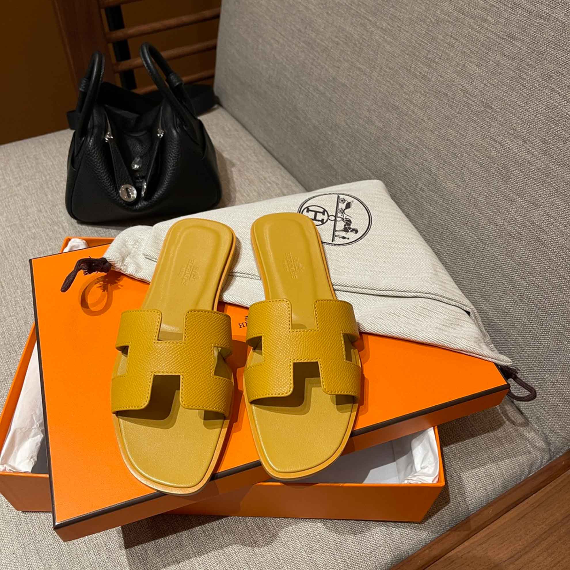 Dép Nữ Hermes Oran Sandal Vàng Nhăn