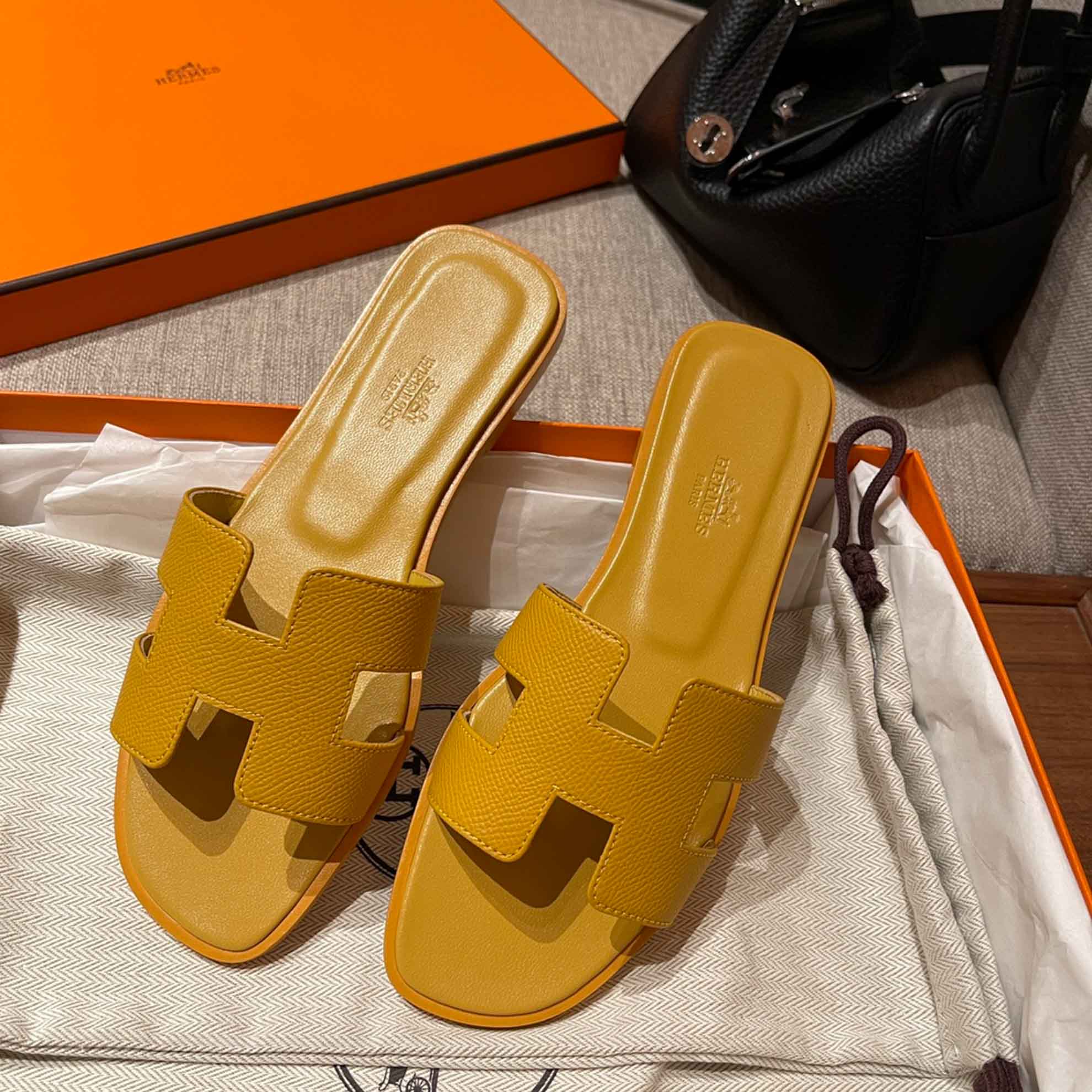 Dép Nữ Hermes Oran Sandal Vàng Nhăn