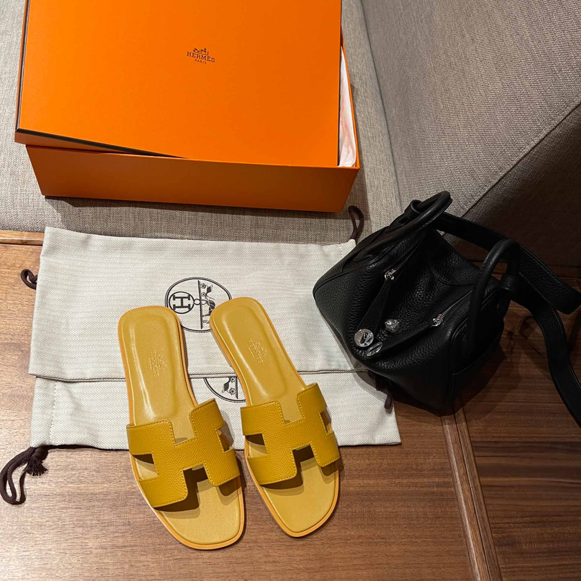 Dép Nữ Hermes Oran Sandal Vàng Nhăn